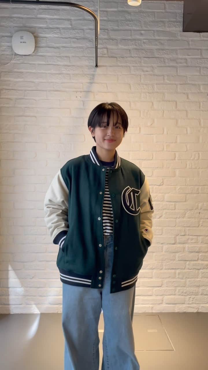のインスタグラム：「@champion_japan のコーデバトン🫶  私が選んだのは スポーティでメンズライクな着こなしができる 「AWARD JACKET DARK GREEN」 メンズライクなコーデが大好きな私にとってこのオーバーサイズとジャケットのデザインがドストライクでした〜〜 ジャケットとスカートを合わせても可愛そうです✌️ 緑色もいい色でこの冬大活躍⛄ 次は @umauma_bot ちゃんにバトンバスするよ🤝  #PR #ChampionJP #チャンピオン #Champion #Champion_batonoutfit」
