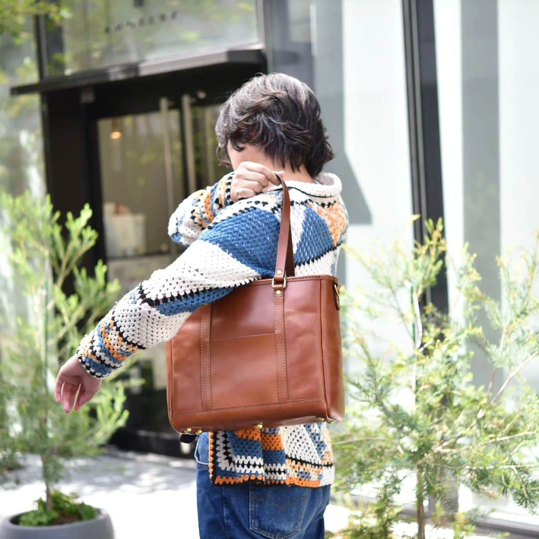 HERZ ヘルツさんのインスタグラム写真 - (HERZ ヘルツInstagram)「@herz_bag　【あったらいいな企画】多収納2wayトート(AI-2329) ------------------------------------------------ ⁡ あったらいいな企画第二弾、全27ラインナップから毎日一型ずつご紹介しています。 今回はこちら↓↓ ⁡ 【多収納2wayトート(AI-2329)】 ⁡ 「多収納」の名の通り、ポケットの数が多く、機能性を重視したファスナートートです。 外側と内側にある多数のポケットに加えて、A4クリアファイルがぴったり入るあおりポケットなど収納性が抜群です。これだけポケットがあれば、財布や定期入れ、書類や手帳、それぞれが一つずつポケットを使ってもまだ余裕があります。  落ち着いたデザインなので #ビジネストート としては勿論のこと、普段使いでもこの「多収納」が役立つと思います。 取っ手が長く、そのまま肩掛けも出来ますが、ショルダーストラップも付属しているので斜めがけで少しラフに背負うことも可能です。 お好みに合わせてスタイルを選んでいただければと思います  商品の詳細は @herz_bag プロフィールページのURLからご覧いただけます。 ⁡ ------------------------------------------------  #あったらいいな #アイディア #ideas  #ビジネストート #革 / #レザー / #革製品 / #レザーグッズ / #革雑貨 / #革小物/ #レザー小物 #革職人 / #作り手 / #革工房 / #ヘルツ / #ヘルツバッグ / #herz / #herzbag / #leather / #leatherbag」10月24日 18時44分 - herz_bag