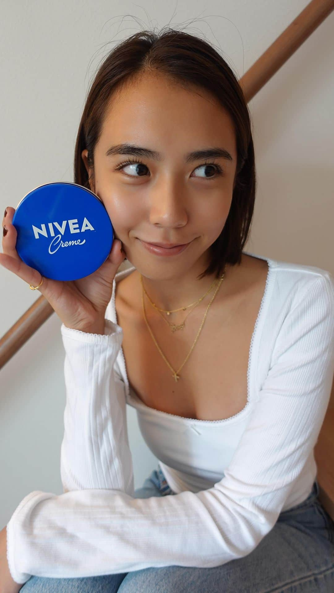 安保彩世のインスタグラム：「@nivea_promo_jp 🧡💞 昔から愛用しているニベアクリーム✨ ボディにはもちろんハンドにもフェイスにも使える便利なアイテムだから1つ持っておいたら安心だよね〜🧡 コンパクトで持ち運びしやすいのもおすすめポイント💞 私は車での長距離移動や、乾燥が気になる飛行機の中で大活躍しております🌴✨  #PR #ニベアクリーム #私のニベアで美容ケア #NIVEA缶の使いみち」