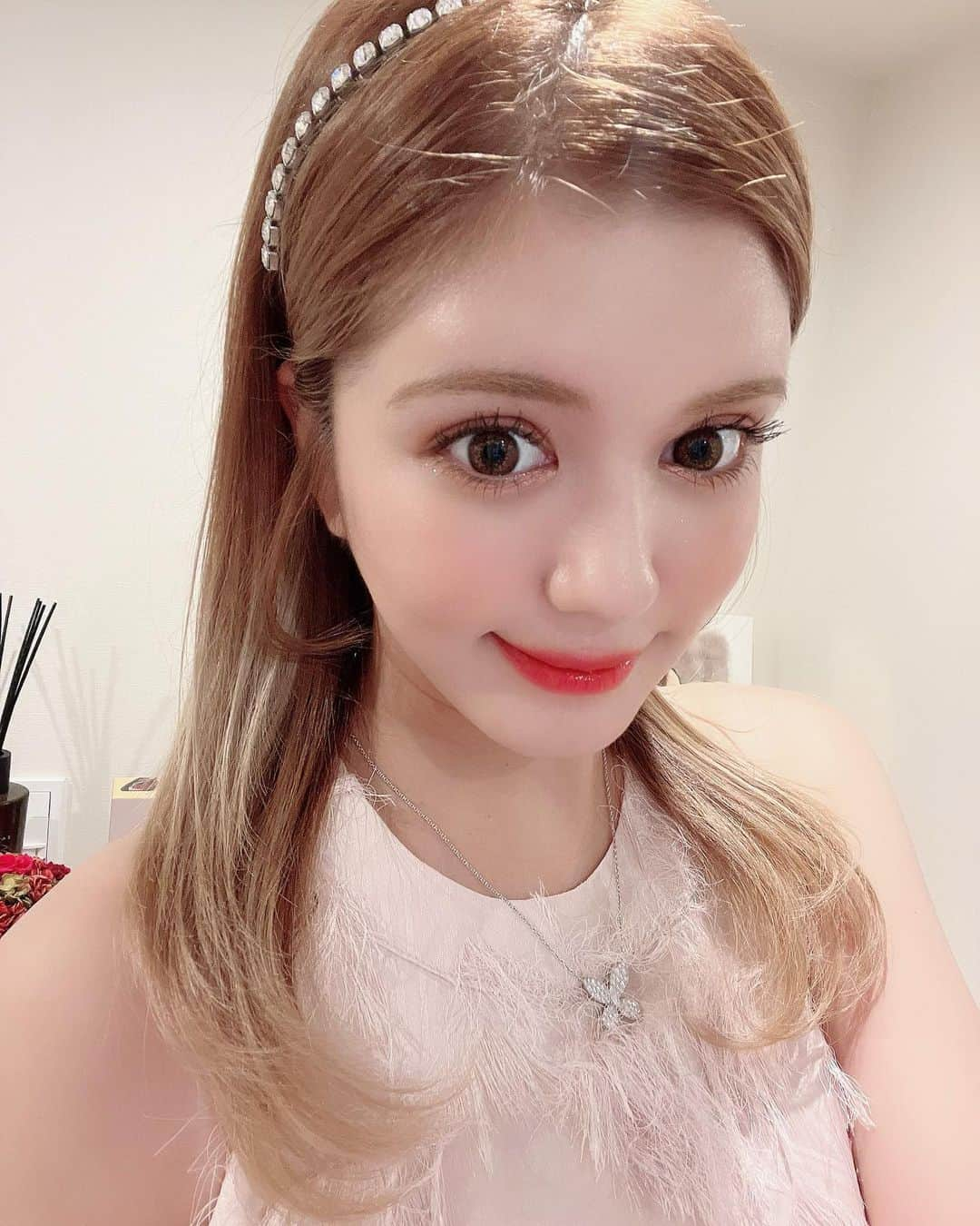 紗蘭のインスタグラム：「1週間限定のロブヘアー👧🏼💕 ちょっと甘めが気分💕💋 先月、お肌のメンテナンスで初めてリジュラン注射をやってもらいました💉✨ カンナム美容外科でやったんだけど、めちゃくちゃお肌のモチモチ感がアップして、ハリ艶がでた気がする🤍 いつもありがとうございます☺️ 今度韓国行ったらまた美容のメンテナンスしよーっと😛 #カンナム美容外科  #リジュラン注射」