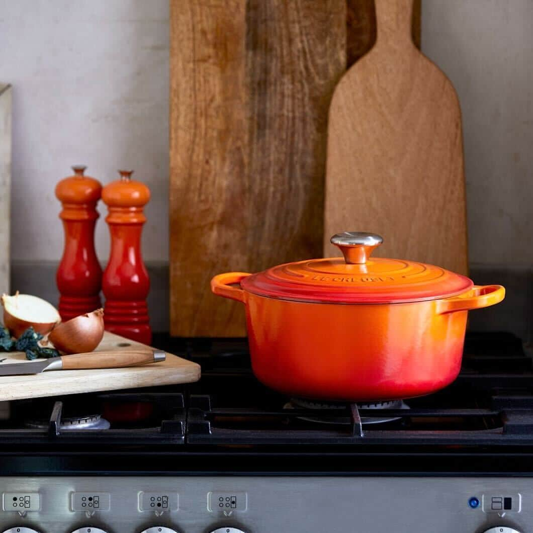 Le Creuset Japon　ル・クルーゼ ジャポンのインスタグラム：「【お鍋を長く使うコツ】 皆様からよくいただく質問＆回答をシェアします！  Q.お鍋を長く使うために、気をつけることは？  A.基本は「弱火」での使用をおすすめします。  ◆おすすめの加熱方法◆ ・最初の加熱から沸騰するまでは中火で温めましょう。 ・沸騰後は弱火で調理してください。 ・IHクッキングヒーターの場合は点火時には弱火で、様子を見ながら火力を調整を。 ※ただし、お湯を沸かす際など、水分が十分に入っている状態であれば強火でも問題ありません  熱伝導と蓄熱性に優れたル・クルーゼの鍋。火力を意識することで安全に末永く使い続けられます。 ぜひ試してみてくださいね。  詳しくは @lecreusetjapon プロフィールのリンクの 「よくあるご質問」ページをご確認ください。  #ルクルーゼ #lecreuset #ルクルーゼのある暮らし  #ルクルーゼごはん #テーブルウェア #テーブルコーディネート #キッチンウェア #キッチングラム #ルクルーゼのある生活 #ルクルーゼのある食卓 #食卓 #食卓グラム #キッチンツール   #鍋スタグラム #鍋 #鍋お手入れ #夕飯 #ライフハック #qol向上 #ルクルーゼ鍋」