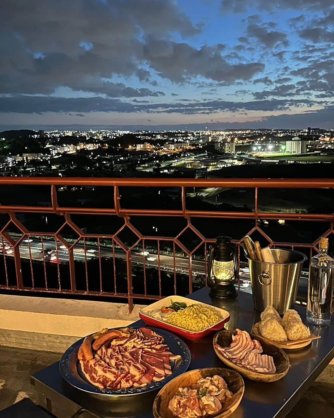 つっきさんのインスタグラム写真 - (つっきInstagram)「こないだみんなで夜バーベしたぞッ🍖🩷 お肉とか用意してくれてるから まじ楽ちんだったなあ😊🫶🏽 お肉の他に焼きそばも焼きおにぎりもあった😋🍙 高台にあるからめっちゃ景色綺麗だったよ😍✨ 沖縄はまだ昼間は暑いし夜は涼しいから風が ほんと気持ちよくて美味しいお肉焼いて たくさん食べてお喋りして大満足でした〜🤩💖 テラス広いから貸切パーティーとか 結婚式の二次会とかにも良さそうだったよ😌🫶🏽 店員さんもめっちゃ良い人達で良かった🤣🩷  次はランチも行ってみたいな😊❤️ 🌈 @rainbow_terrace_okinawa   #沖縄 #沖縄旅行 #沖縄グルメ #沖縄カフェ #沖縄料理 #沖縄観光 #沖縄ランチ #沖縄移住 #沖縄ディナー #沖縄生活 #沖縄グラム #レインボーテラス沖縄 #中城 #あやかりの杜 #イケイケのイケ #すきすきのすき❤️ #okinawa #okinawatrip #okinawajapan #okinawajapan #okinawalife #okinawacafe #okinawafood #bbq #rainbowterraceokinawa #datenight #girlsnight #pr #oki #okilife #sunset」10月24日 18時56分 - tukki007