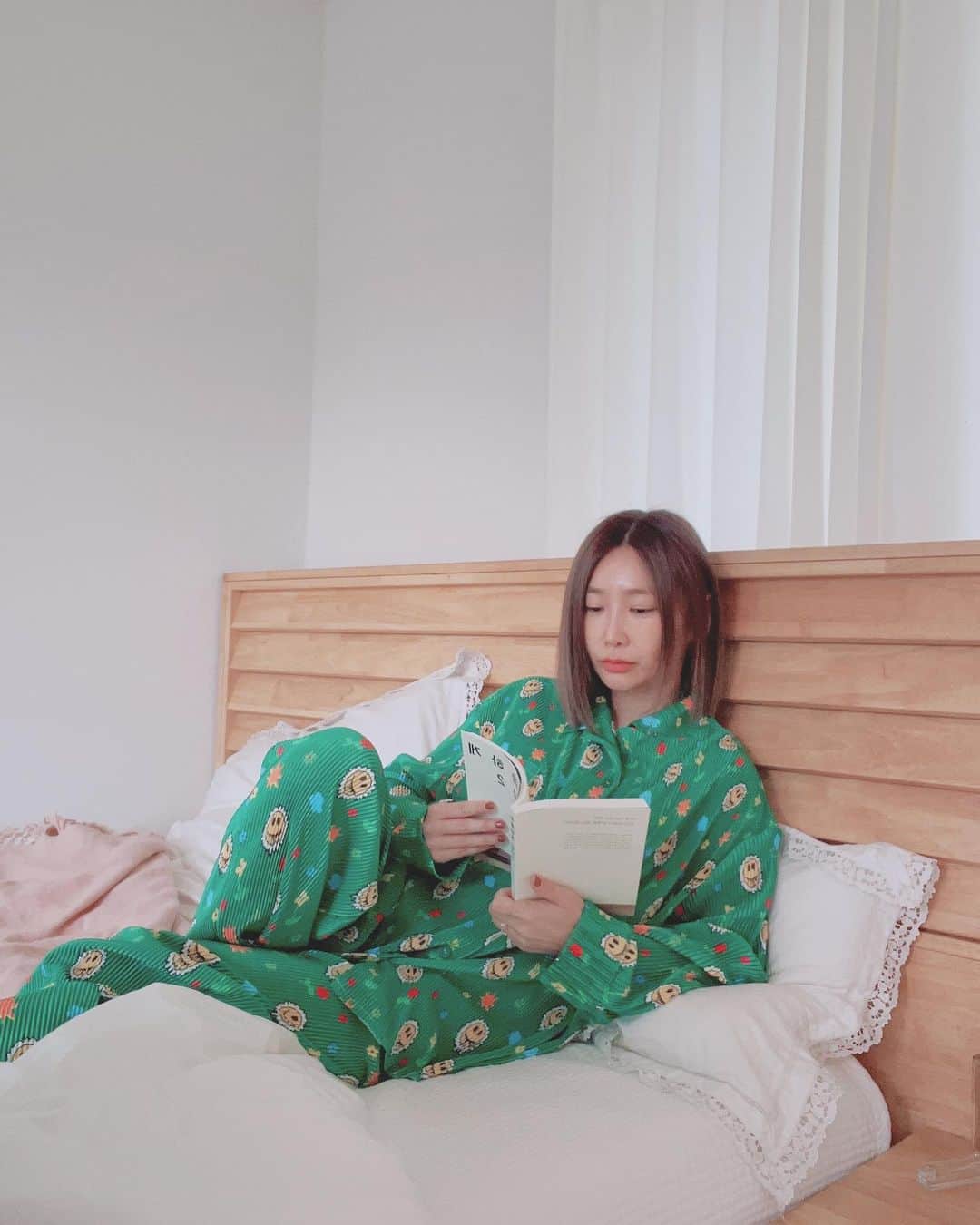 ジェアさんのインスタグラム写真 - (ジェアInstagram)「제아 침실공개! ✨  미니멀라이프를 시작하는 첫 걸음으로 침실을 새단장 했어요  수납도 되고 은은한 조명도 들어오고 !가장 마음에드는 공간은 수납도 되면서 걸터앉아서 일기도 쓸 수있는  침대 바로 옆공간 !😃 너무너무 소듕해 🤍 제대로 된 물건을 들이고 필요 없는 물건친구들과 단호하게 이별을 해야  미니멀에 가까워지는 거 같아요 ㅎㅎ  숙면은 덤이라 매일매일 개운해요  메모리폼 좋은 걸 아낌없이 써서 정말 몸이 푸욱 잠기면서 포근해요 😀 여러분도 수면의 질을 높여서 매일 아침마다 행복 합시다 🐥  #미니멀라이프 #스왈로침대 #제품증정」10月24日 18時48分 - jeaworld
