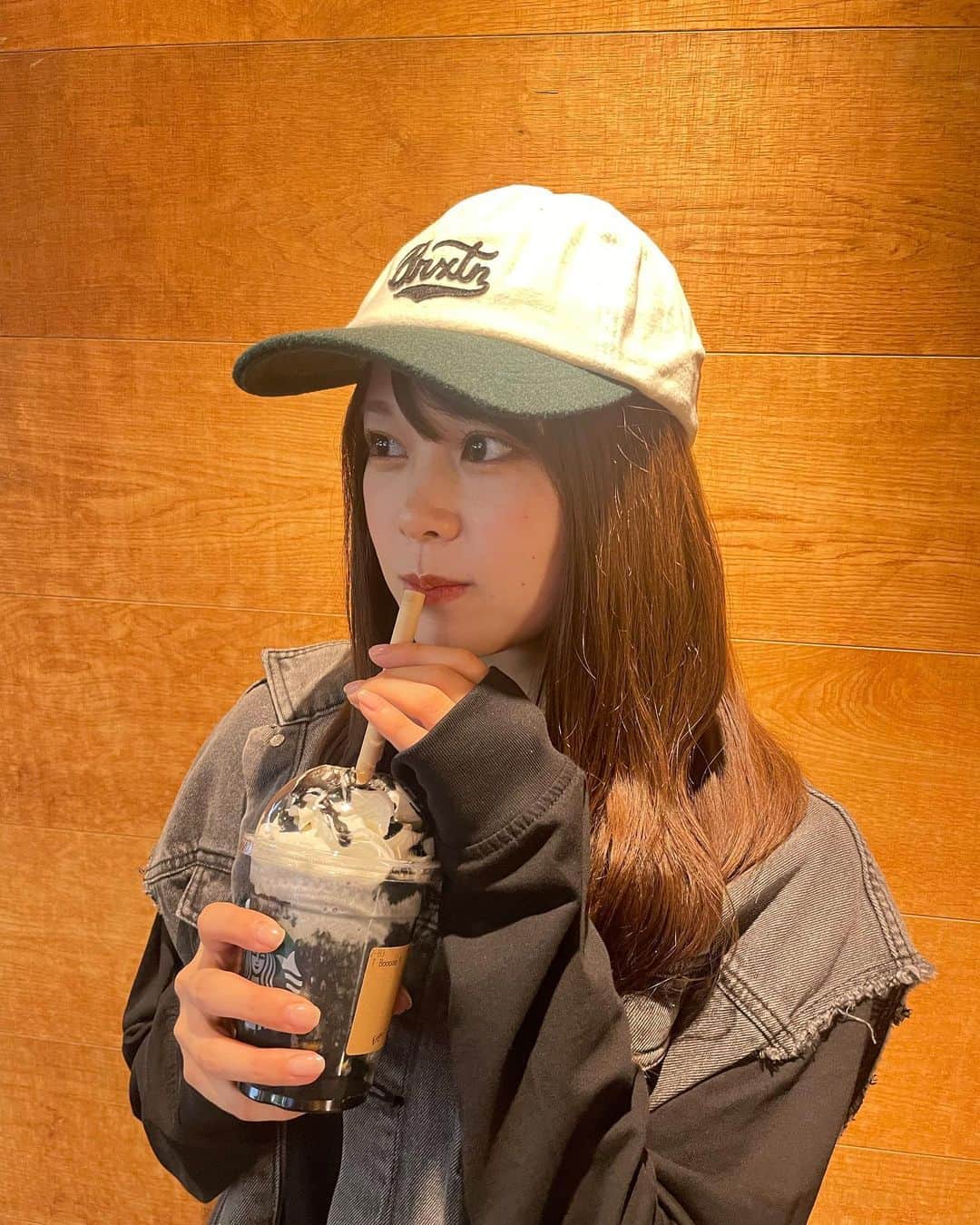 吉川七瀬のインスタグラム：「スタバ新作おいしい。🎃 口の中がイカ墨パスタ食べた時みたいになると思ったらならなかった」