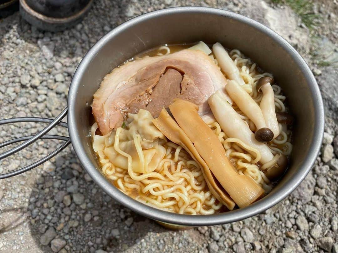 南沢奈央のインスタグラム：「トッピングは、チャーシュー/メンマ/ワンタン/しめじ/トック。 この味噌ラーメン、山頂で染みまくり。 #登山 #山飯 #日光白根山」