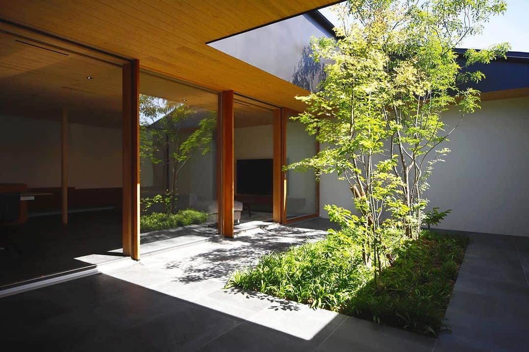 kisetsuさんのインスタグラム写真 - (kisetsuInstagram)「室内と屋外の、床と天井の材質を揃える。 つながりを強調することで広がりを感じます。  * その他プロジェクト ☞more… @kisetsu6644 . *  #kisetsu  #housedesign #modernhome #moderndesign #japanesehouse #roomdesign #新築一戸建て #設計事務所 #施工例 #住宅デザイン #モダン住宅 #おしゃれな家 #こだわりの家 #おしゃれな家 #モダンな家 #スタイリッシュな家 #庭のある家 #庭のある暮らし  #建築写真 #リビングインテリア  #プライベート空間  #注文住宅 #シンプルモダン住宅」10月24日 18時49分 - kisetsu6644