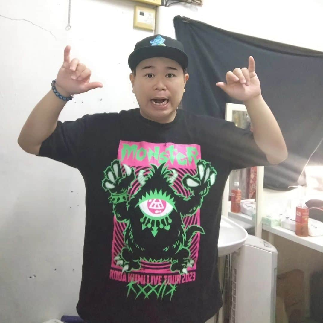 あしべのインスタグラム：「今日のコーデは MONSTER！　 夏は終わったのに倖田來未さんのライブTシャツを私服でガンガン着る。 私服で着れちゃうデザインがGoodですよ〜👍 スタジアムTシャツ買えば良かったなぁと悔む  #あしべ #ものまね #木梨憲武　さん #倖田來未　さん #misono　さん #Nosuke　さん」