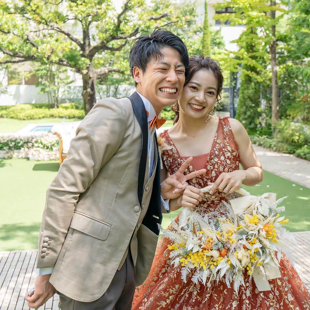 ベストブライダル公式のインスタグラム：「~ 他の投稿はこちらから @bestbridal.jp オレンジドレスがお似合いのおしゃれ花嫁さまレポート~  アウトドアが大好きで いつも笑顔いっぱいのおふたり  結婚式も笑顔でいっぱいにしたいと 思わず気分が上がるようなオレンジで会場や ケーキをコーディネート  お色直しのドレスもオレンジ× アイシャドウもオレンジに統一◎  ガーデン付きの会場でゲストと 和やかに楽しみました  こちらの花嫁さまの会場 →ストリングスホテル名古屋  @strings_nagoya_wedding   ﹋﹋﹋﹋﹋﹋﹋﹋﹋﹋﹋﹋﹋﹋﹋﹋﹋﹋﹋﹋﹋﹋  \ウェディングフォト募集中/ @bestbridal.jp をフォローして、 お写真の投稿をお待ちしております  当アカウントでリグラムOKなベストブライダルの卒花嫁orプレ花嫁の皆様は、#ベストブライダル花嫁 もしくは #BB花嫁 のハッシュタグをつけて投稿をお願いします🌿  ※BB花嫁に投稿があったお写真をリグラムする際は、 個別にご連絡は行っておりません。予めご了承ください  \ブライダルフェアの予約について💐/  アカウントプロフィールのURL先、 各会場のHPもしくはDMよりご予約を承っております。 どんな式場が自分に合うかわからない、結婚式をするか迷っている...など些細なご質問でもお気軽にDMにてご相談ください✴︎」