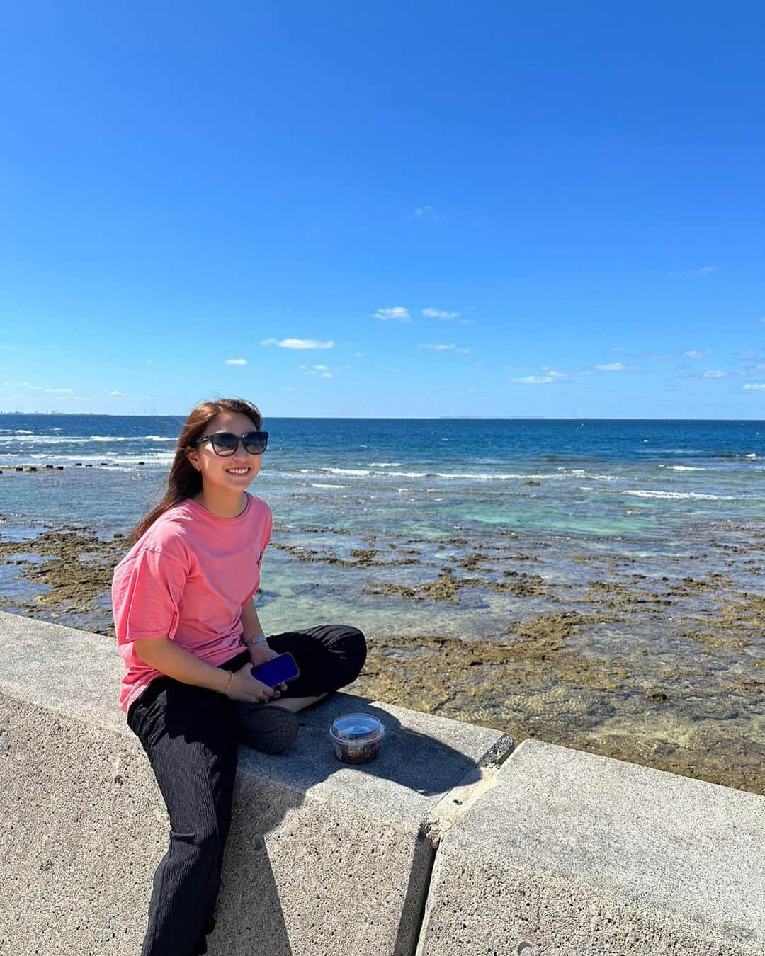 塩越柚歩のインスタグラム：「. 半袖で海に行ける季節が恋しいね🌊 みんなの夏のお出かけプランに、海でアサイーボウルおすすめします🥣🫐 ⁡ 夏も恋しいけど秋晴れも冬に差し掛かる夜もだいすき🫠 ⁡ #三菱重工浦和レッズレディース #塩越柚歩」