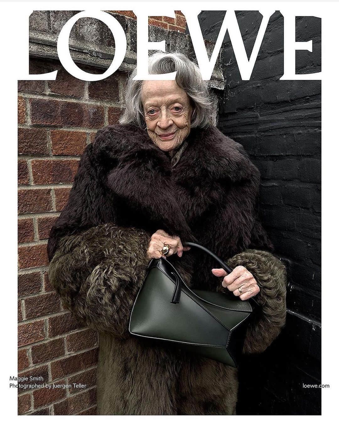 ELLE Czechさんのインスタグラム写真 - (ELLE CzechInstagram)「#WeLove Herečka Maggie Smith v nové kampani Spring Summer 2024 #PreCollection značky @loewe  ___ Foto: @jonathan.anderson   #ReadOnELLE #ELLECzech #Loewe #SpringSummer #Fashion #Style #Celebs」10月24日 18時52分 - elleczech