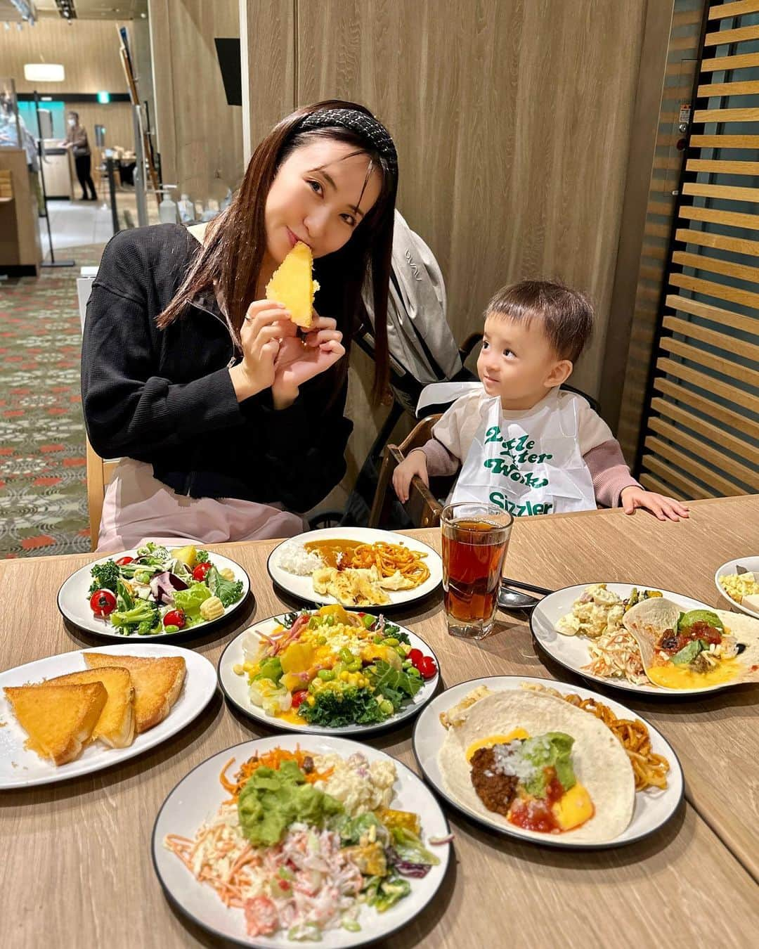 mimiさんのインスタグラム写真 - (mimiInstagram)「久々にシズラーランチ🍽️ @sizzlerjapan   シズラーのプレミアムサラダバー、子連れランチには最高すぎでした😋✨ プレミアムサラダバーというだけにお野菜の種類も多くて 息子も食べれるのが沢山🥹🫶  サラダの他にもスープやパン、パスタ、グラタン、カレーにスイーツと沢山食べれるので本当に満足😋✨ ドリンクの種類も多いの嬉しいっ🤭  東京国際フォーラム店は座席数も多いのでおすすめ☺️ ・ #PR #シズラー #sizzler #サラダバー #シズラー東京国際フォーラム店 #東京グルメ #千代田区グルメ #東京国際フォーラム #プレミアムサラダバー #子連れにおすすめランチ #子連れランチ #有楽町ランチ #東京ランチ部 #ランチ巡り #ベビーカーok東京 #ベビーカーOK #mimiランチ🐹 #mimiママ日記 #ビュッフェランチ #ランチビュッフェ #食いしん坊倶楽部」10月24日 18時52分 - chan.mi3