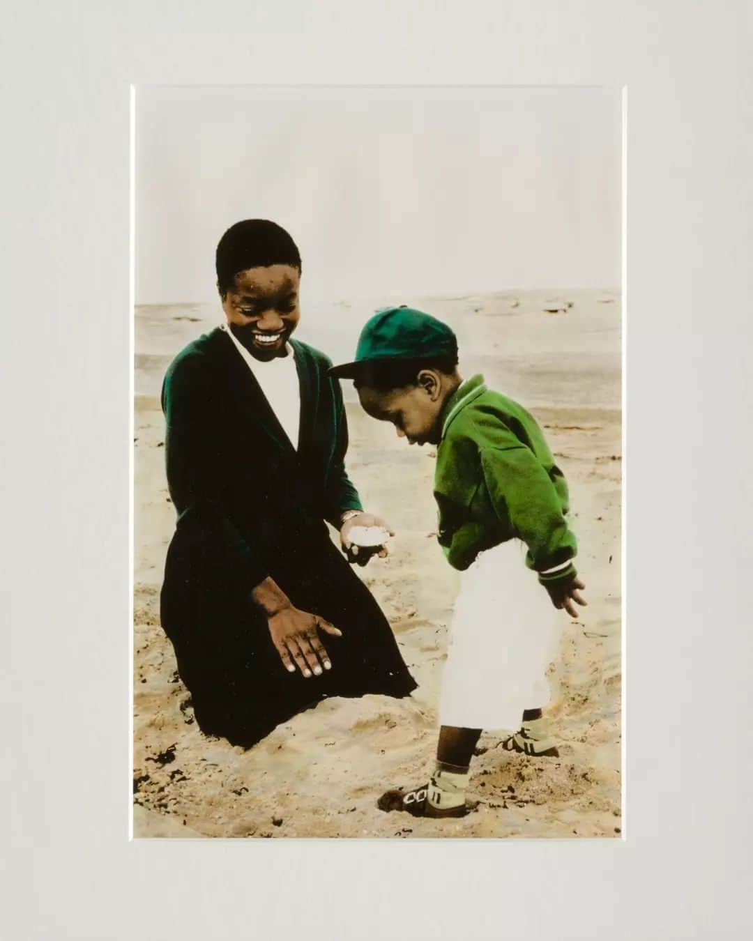 テート・ギャラリーのインスタグラム：「#GetToKnow Ingrid Pollard, a British artist and photographer based in London who uses portraiture and landscape to explore social issues, such as Britishness and racial difference. 🌍   Born in Guyana in 1953, Pollard's family moved to the UK when she was a young child.  Her early experience with family photographs inspired her to take up photography and she began to use her father's box camera to take her own pictures. 📸   As a teenager in the late 1960s, Pollard developed an interest in landscape photography, which was sparked by a Geography project at school that saw her take pictures of woods and sewage works in East London. This was only the beginning for Pollard, as she went on to become passionate about liberation movements concerning race, gender and sexuality.   In the 1980s, she worked at the Lenthall Road Workshop, a feminist photography and screen-printing collective in East London, and by 1988 she was one of the founding members of Autograph ABP (the Association of Black Photographers).   In Pollard's 'Oceans Apart', the artist positions photos from her childhood alongside historical imagery of British colonisation and slavery in the Atlantic—exploring how personal narratives speak to broader histories. #IngridPollard  Oceans Apart 1989 (detail), Tate Collection © Ingrid Pollard」