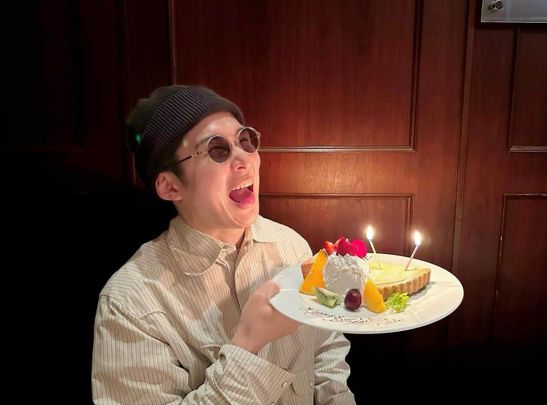 田村心さんのインスタグラム写真 - (田村心Instagram)「_ 28歳になりました！ ⁡ 田村心です。 本日誕生日。 ⁡ たくさんのお祝い ありがとうございます。 ⁡ 今年はバーイベなかったけど 毎年たくさんの方にお祝いしていただけて 幸せです。 ⁡ ⁡ ⁡ 来年はバーイベしような！！！！！！！ (未定です) ⁡ ⁡ ⁡ ３日前から 後輩2人がハッピーバースデーの歌 歌って動画送ってきてくれたり ⁡ 昨日は 今の現場の稽古場でも お祝いしていただいたり ⁡ 今日は 役者仲間や、先輩からも たくさん連絡いただきました。 ⁡ ⁡ ⁡ そしてTwitterや インスタでお祝いしてくださった 皆さんもありがとう。 ⁡ ⁡ ⁡ そんなTwitterやインスタ 投稿を見にきてくれてる半分以上が 僕の事フォローしていない方なんですけど これを機にフォローしちゃう？？？？？？？？？？笑 ⁡ ⁡ ⁡ ⁡ 毎年言っていますが このお仕事をしていなかったら この歳の誕生日なんて ちょっと特別な普通の日 だったと思うけど ⁡ 皆さんのおかげで 今でも毎年楽しみに思える とっても特別な日です🙆‍♂️ ⁡ ⁡ ⁡ この幸せは お仕事で返します！必ず！！！！ ⁡ ⁡ ⁡ 28歳の田村心も見ていてくだせぇ。 ⁡ ⁡ 良い1年にします！！ してみせます！！！！ ⁡ ⁡ ⁡ そんな 歳を重ねて一つ目のお仕事は 自分の配信です。笑 ⁡ ⁡ ⁡ このあと 21:00〜なので 良かったらお祝いしにきてください！！！！ ⁡ ⁡ ⁡ では！！！！」10月24日 19時04分 - shin_tamura_official