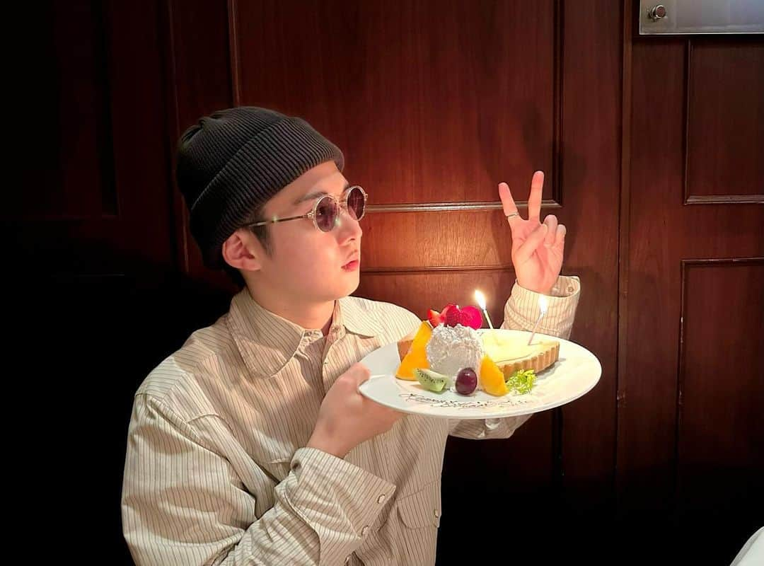 田村心のインスタグラム：「_ 28歳になりました！ ⁡ 田村心です。 本日誕生日。 ⁡ たくさんのお祝い ありがとうございます。 ⁡ 今年はバーイベなかったけど 毎年たくさんの方にお祝いしていただけて 幸せです。 ⁡ ⁡ ⁡ 来年はバーイベしような！！！！！！！ (未定です) ⁡ ⁡ ⁡ ３日前から 後輩2人がハッピーバースデーの歌 歌って動画送ってきてくれたり ⁡ 昨日は 今の現場の稽古場でも お祝いしていただいたり ⁡ 今日は 役者仲間や、先輩からも たくさん連絡いただきました。 ⁡ ⁡ ⁡ そしてTwitterや インスタでお祝いしてくださった 皆さんもありがとう。 ⁡ ⁡ ⁡ そんなTwitterやインスタ 投稿を見にきてくれてる半分以上が 僕の事フォローしていない方なんですけど これを機にフォローしちゃう？？？？？？？？？？笑 ⁡ ⁡ ⁡ ⁡ 毎年言っていますが このお仕事をしていなかったら この歳の誕生日なんて ちょっと特別な普通の日 だったと思うけど ⁡ 皆さんのおかげで 今でも毎年楽しみに思える とっても特別な日です🙆‍♂️ ⁡ ⁡ ⁡ この幸せは お仕事で返します！必ず！！！！ ⁡ ⁡ ⁡ 28歳の田村心も見ていてくだせぇ。 ⁡ ⁡ 良い1年にします！！ してみせます！！！！ ⁡ ⁡ ⁡ そんな 歳を重ねて一つ目のお仕事は 自分の配信です。笑 ⁡ ⁡ ⁡ このあと 21:00〜なので 良かったらお祝いしにきてください！！！！ ⁡ ⁡ ⁡ では！！！！」