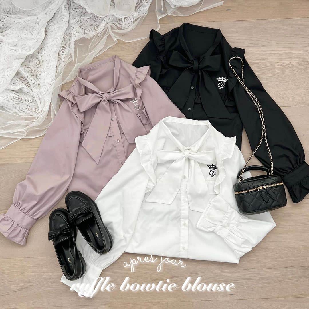 apres jour(アプレジュール) のインスタグラム：「【new arrival🎀】10/26(thu)21:00〜 ⁡ ◆リボンタイ×フリルデザインのガーリーブラウス♡ ⁡ リボンタイ×フリルデザインの王道フレンチガーリーなブラウスが登場！ 肩、胸元、袖口にフリルがついており、 後ろ姿や手元まで抜かりなく映えるアイテムとなっております♪ ⁡ 胸元にはアプレのロゴ刺繍が入っており、 細部のディテールまでこだわったアイテムです。 ⁡ アウターからリボンタイを出すスタイルも秋冬らしく、 可愛く着用いただけます！ 暑過ぎず、薄過ぎずなブラウスなので今の時期にはもちろん、 スタイリング次第で春先まで長期でお楽しみいただける1枚です♡ ⁡ ⁡ #フリルデザインボウタイブラウス　 商品番号🔎985143 サイズ…F/XL ¥3,595(taxin) ⁡ ⁡ こちらの画像はインスタ用に加工しておりますので、カラーの雰囲気が実際の商品と異なる場合がございます。 商品ページにてカラーのご確認をお願い致します。 ⁡ #ZOZOでしか買えない #アプレジュール #アプレ部」