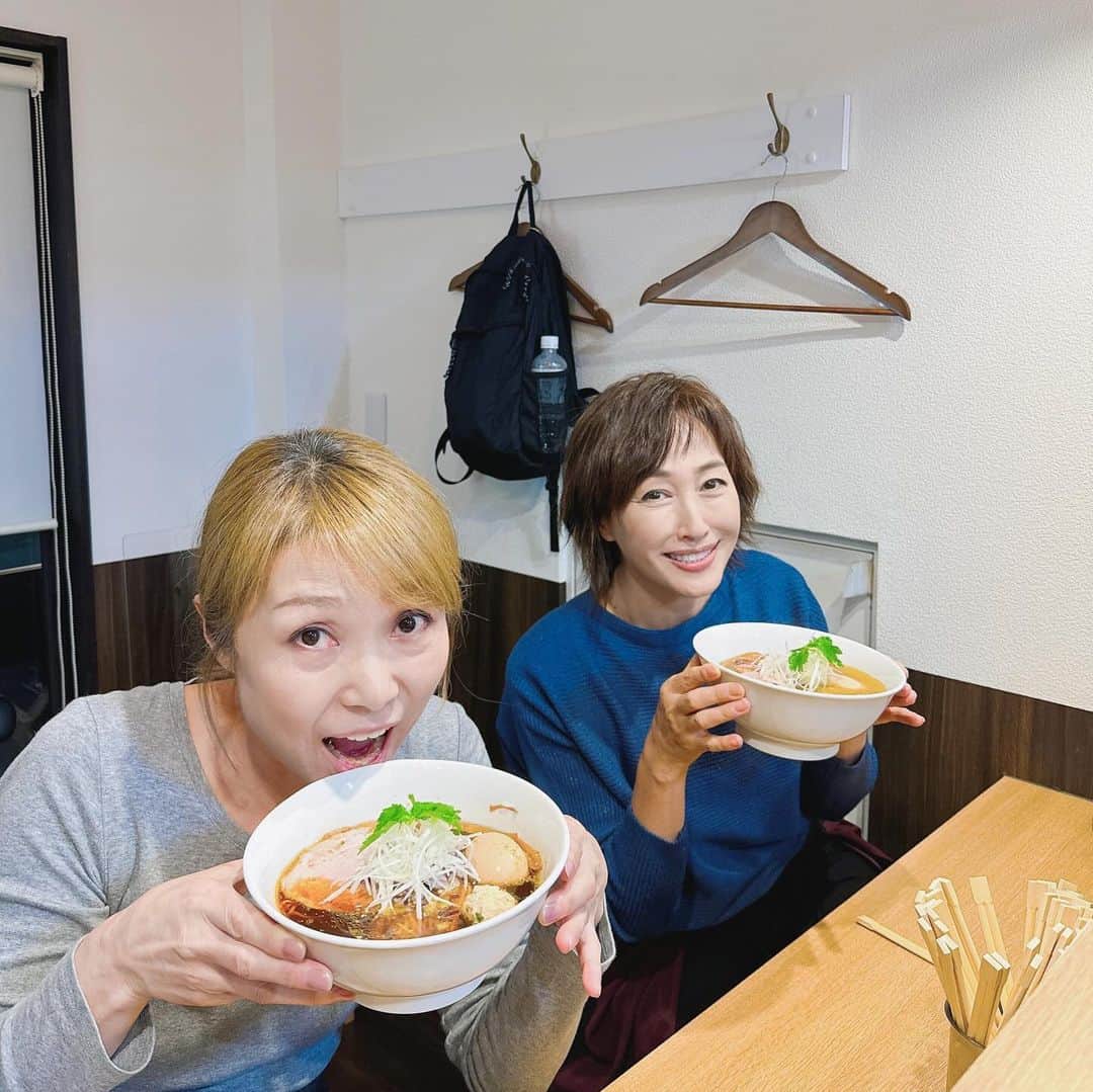 高島礼子のインスタグラム：「久々の『天来』ラーメン🍜 ご飯🍚🍜をこよなく愛する 20年以上お世話になってるヘアメイクさんと  #ラーメン女子 #」