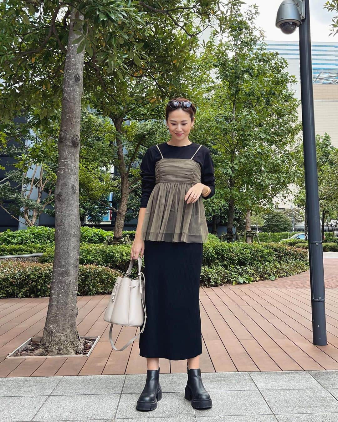 のインスタグラム：「#outfit . . 黒のロンTに黒のスカートではあまりにシンプルすぎたので、チュールキャミをプラス。  甘くなりすぎず一気にトレンド感が出せるのでおすすめです🙆🏼‍♀️✨  Camisole... @bonjoursagan   #bonjoursagan #bs_style #ボンサガ #PR」