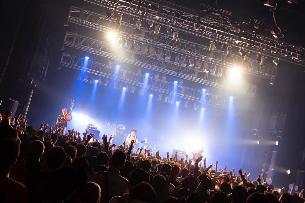 フルカワユタカのインスタグラム：「リズムメーカーズ in ECHOES  はっちゃんの哲学がずどんと落ちてて終始最高でした  昼飯食いに行った以外はほぼ全部みた 簡単に言葉にしたら怒られるかもだけどハードコアはやっぱりかっけえす  てか  だっせーでお馴染みのハードロックセナアワセ(背中合わせてコーラス)勇太にうながされて初めてやったけど  楽しいのかよ笑笑笑笑  photo by 上坂和也 @kazuyakohsakaa」