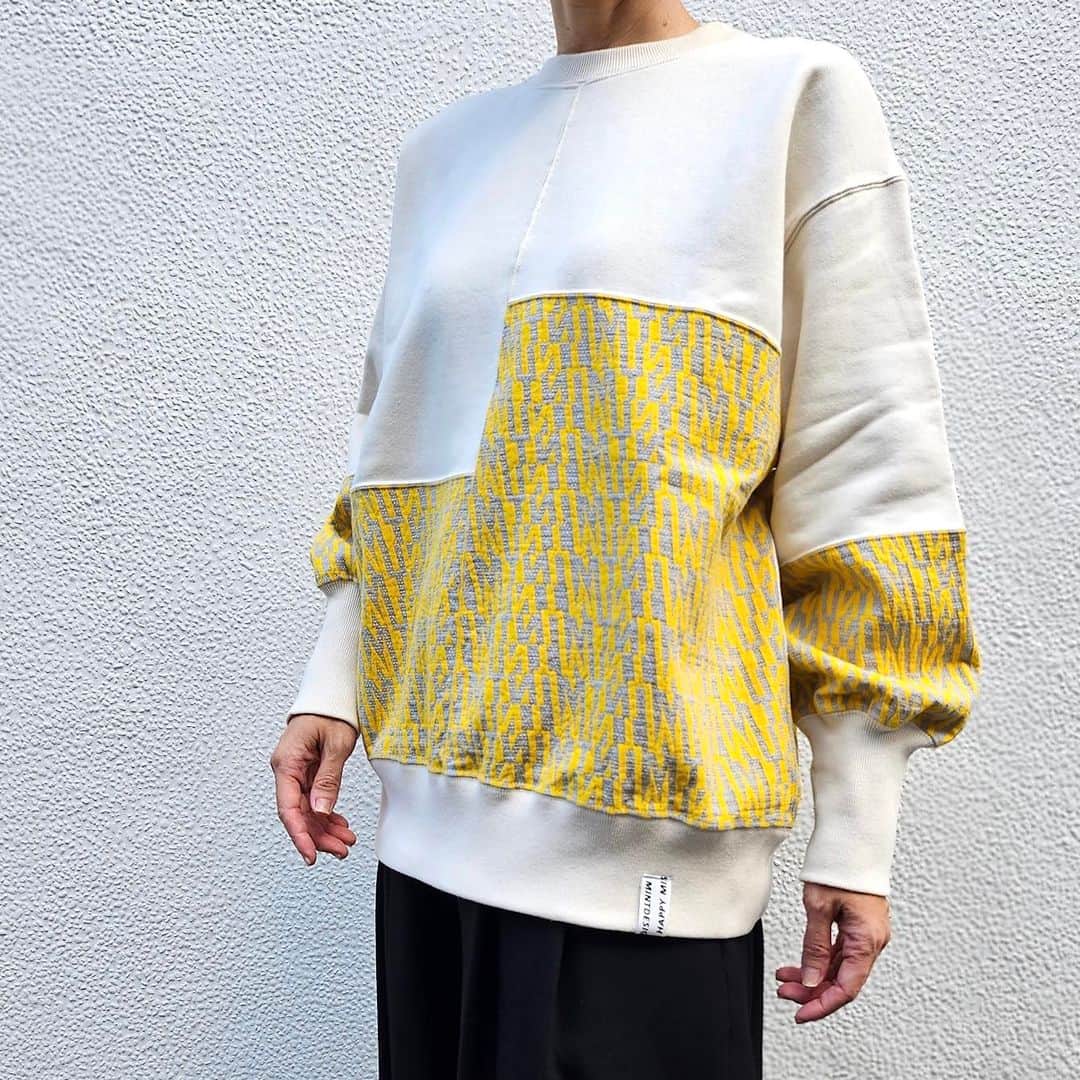 ミントデザインズのインスタグラム：「. -TEXTILE SWEAT- .  アーカイブテキスタイルを、ざっくりとした切り替えデザインで組み合わせたスウェットです。 全4型のラインナップで、これからの時期重宝するスウェットは色違いで揃えたくなりますね。 ワンサイズでたっぷりとしたシルエットが鮮やかな柄を引き立たせます♪  #mintdesigns #ミントデザインズ #2023aw」