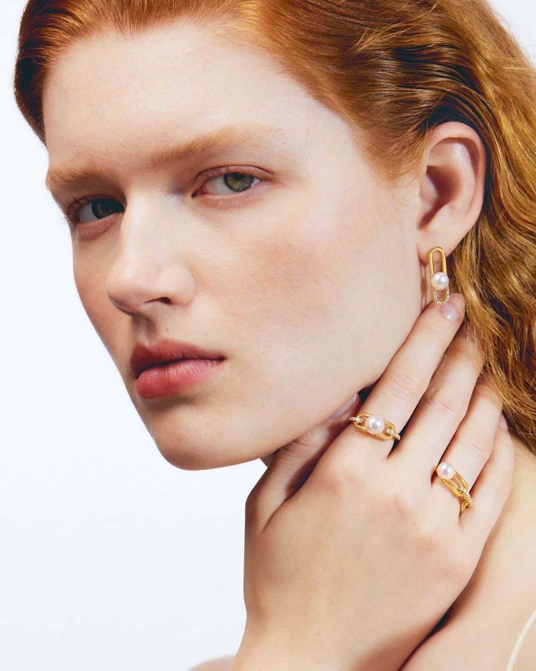 のインスタグラム：「‘fine links’ jewellery features clean lines in yellow gold, stylishly adorned with pearls and diamonds. The pieces infuse a distinguished aura, adding a contemporary touch to your outfit.  イエローゴールドのクリーンなラインにパールやダイヤモンドをスタイリッシュにあしらった「fine links (ファイン リンク)」。 凛とした佇まいで、着こなしにコンテンポラリーなムードをもたらします。  #TASAKI #TASAKIfinelinks #TASAKIpearl」