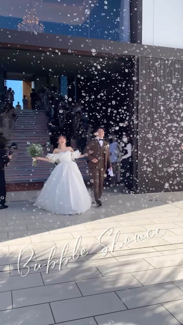 結婚式場 ヒルズスィーツ宇都宮ブリーズテラスのインスタグラム：「ハレノヒ  青天の空の下 フラワーシャワーと共に輝く バブルシャワー🫧  キラキラ輝くバブルが 本当に幻想的です♡  ____  新郎新婦のリアルなお声や こだわりポイントなどを 公式HPに掲載しております  ヒルズスィーツのTOPページより ぜひご覧くださいませ♡ @hillssweets_wedding  ___  #プレ花嫁 #結婚式 #日本中のプレ花嫁さんと繋がりたい #ウエディング #結婚式場 #全国のプレ花嫁さんと繋がりたい #結婚式場 #wedding #フィオーレビアンカ #fiorebianca #宇都宮結婚式場 #栃木結婚式場 #ヒルズスィーツ宇都宮ブリーズテラス #ヒルズ #フラワーシャワー #バブルシャワー」