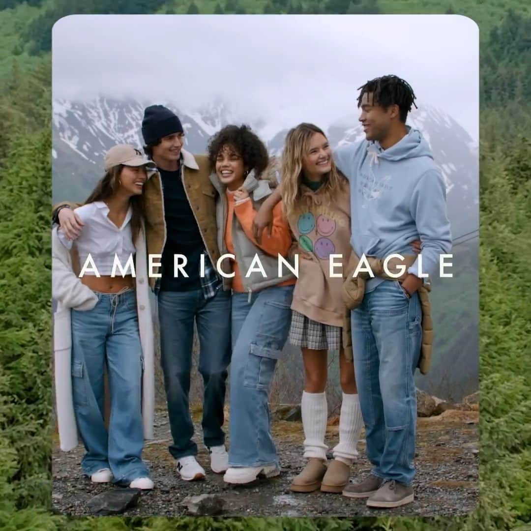 アメリカンイーグルのインスタグラム：「涼しくなりました今、重ね着を楽しむ準備はできましたか😆？ アメリカンイーグルからみなさんにインスピレーション❤️   お気に入りの #AEjeans と組み合わせて、プロのように重ね着を楽しんでください👖  #アメリカンイーグル #americaneaglejp #AEJeans #アメリカンイーグルジーンズ #デニム #ジーンズ #重ね着スタイル #秋 #秋コーデ」