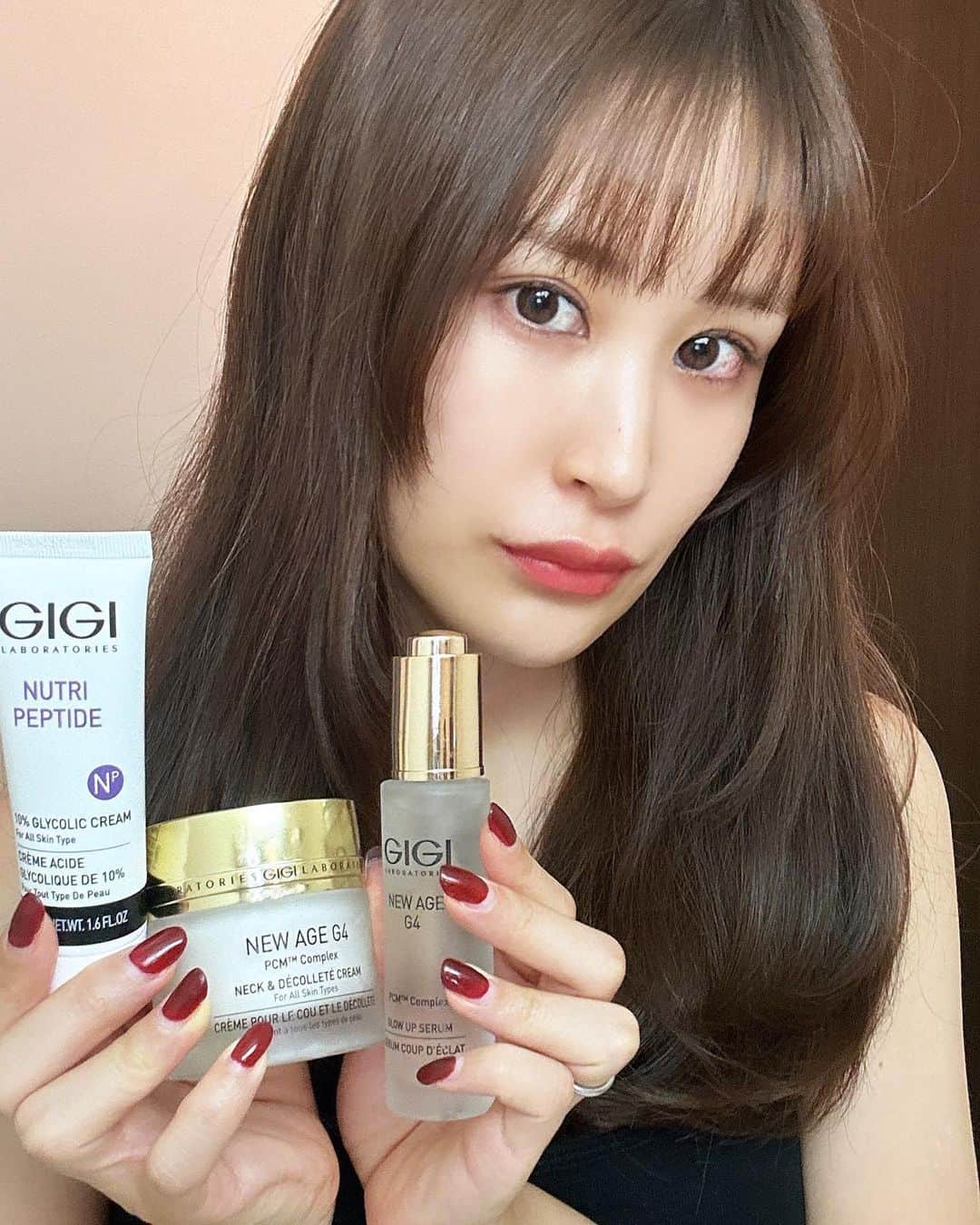 都築青空のインスタグラム：「「Beauty world Japan OSAKA」 の GIGI COSMETICS のブースで 出会ったスキンケアアイテムたち♡  早速愛用しています🇮🇱 @gigi_in_japan   先日リールでもいくつか紹介していた 3つの商品レポです📝 特に美容液は気に入りすぎてやめられないかも…👼  ・NEW AGE G4 美容液 ハリと弾力が生まれる、塗った瞬間から もっちもちに吸い付くお肌になれる✨  ・NEW AGE G4 首とデコルテ用クリーム 首にできたシワや、ボソボソになったデコルテ。 気になってはいたけどケアできていなかったから これ、とっても嬉しい。  ・10%GLYCOLICクリーム 肌のターンオーバーを高めてくれる。 ゆらぎがちな季節の変わり目にも 肌荒れ知らずのお肌に♡  #PR #gigi #gigicosmetics #アンチエイジング #スキンケア #海外コスメ #メディカルエステ #サイエンスコスメ #イスラエルコスメ #bwjosaka2023」