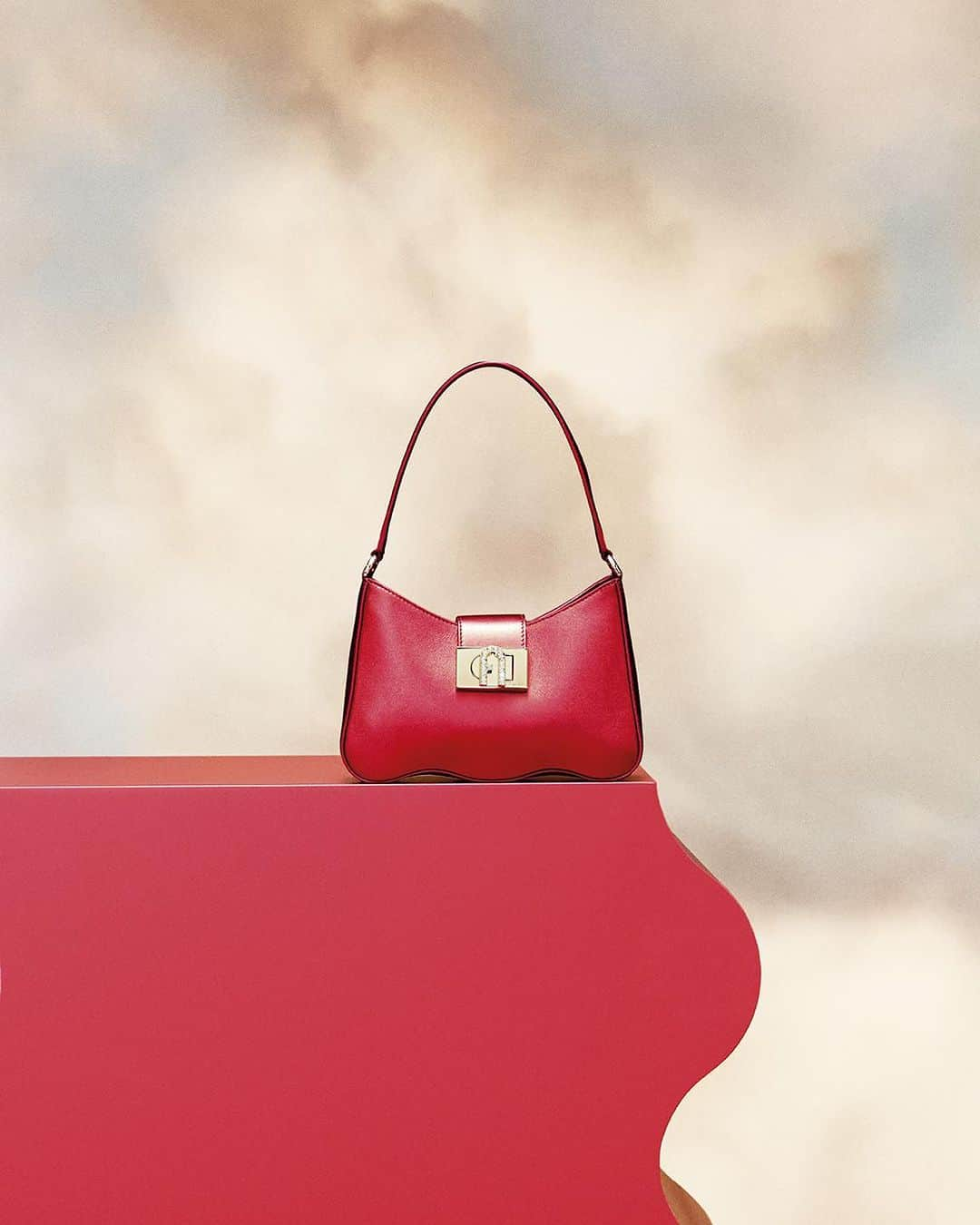 フルラのインスタグラム：「In a 𝒫𝒶𝓁𝒶𝓏𝓏𝑜 𝒾𝓉𝒶𝓁𝒾𝒶𝓃𝑜, colors are feelings and impressions. Here’s the new Furla 1927 Wave in ℛ𝑜𝓈𝓈𝑜 of draped robes.   #ItalybyFurla #FurlaCruise24   Photographer & Film Director: Paolo Zambaldi(@paolozambaldi) ArtDirector: Roberto Da Pozzo (@roberto_da_pozzo) Styling by: Carola Bianchi (@carolabianchi1) Glam by:  Make up Artist: Giulia Cigarini (@_miss_giulia__) HairStylist: PierpaoloLai (@pierpaololaihair)」