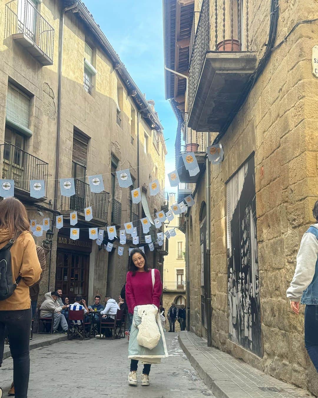 荒尾茉紀さんのインスタグラム写真 - (荒尾茉紀Instagram)「とっても平和な町🕊️  マルタを思い出した！  それにしても…タイからだと寒い…寒暖差アレルギー発症中🤧  #spain #solsona #cataluna  #スペイン #ソルソナ #カタルーニャ」10月24日 19時01分 - maki.arao