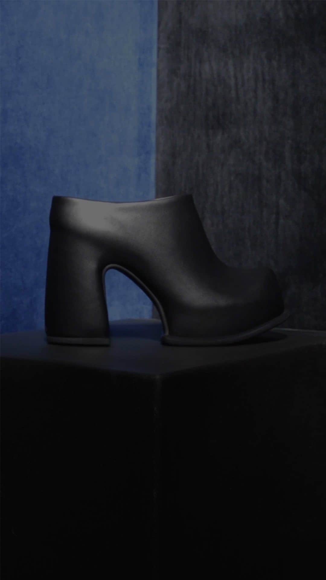 CHARLES & KEITH JAPAN CHARLES & KEITHのインスタグラム：「なめらかな曲線と大胆なチャンキーヒールが特徴のピクシー プラットフォームミュールは、今シーズンのワードローブに加えたいマストハブな一足。⁠ ⁠ @ Pixie ピクシー プラットフォームミュール⁠ (Article No. CK1-60280412)⁠ ⁠ #CharlesKeithFW23⁠ #チャールズアンドキース⁠」