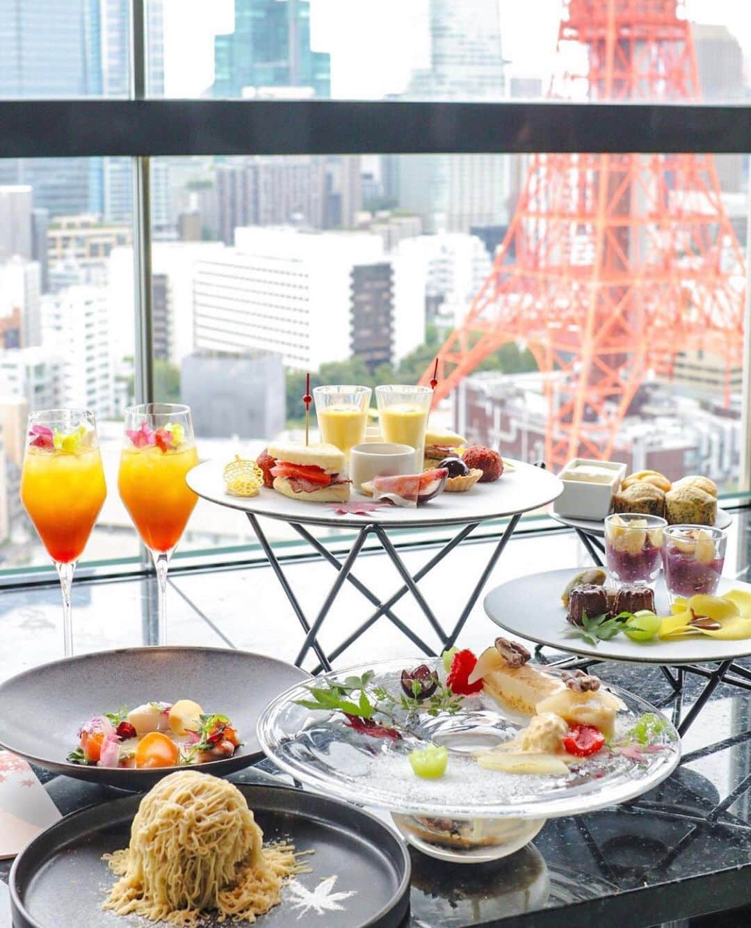 ザ・プリンス パークタワー東京のインスタグラム：「ホテル最上階で過ごす色鮮やかなティータイムで秋を満喫！ 平日にご利用のお客さまは、東京タワーの絶景を望むスカイラウンジにてお楽しみいただけます🗼  @chanmina.0115 さま、素敵なご投稿ありがとうございます✨  Savour the splendours of autumn with a vibrant tea time on the hotel's top floor!  Weekday guests can delight in this tasty spread of treats at Stellar Garden Sky Lounge, graced with the most breathtaking, up-close views of the mighty Tokyo Tower 🗼  Photos by @chanmina.0115 ✨  Share your own images with us by tagging @princeparktowertokyo ————————————————————— #theprinceparktowertokyo #ThePreferredLife #hotelafternoontea #tokyotowerview #ザプリンスパークタワー東京 #ヌン活 #ホテルアフタヌーンティー #下午茶」