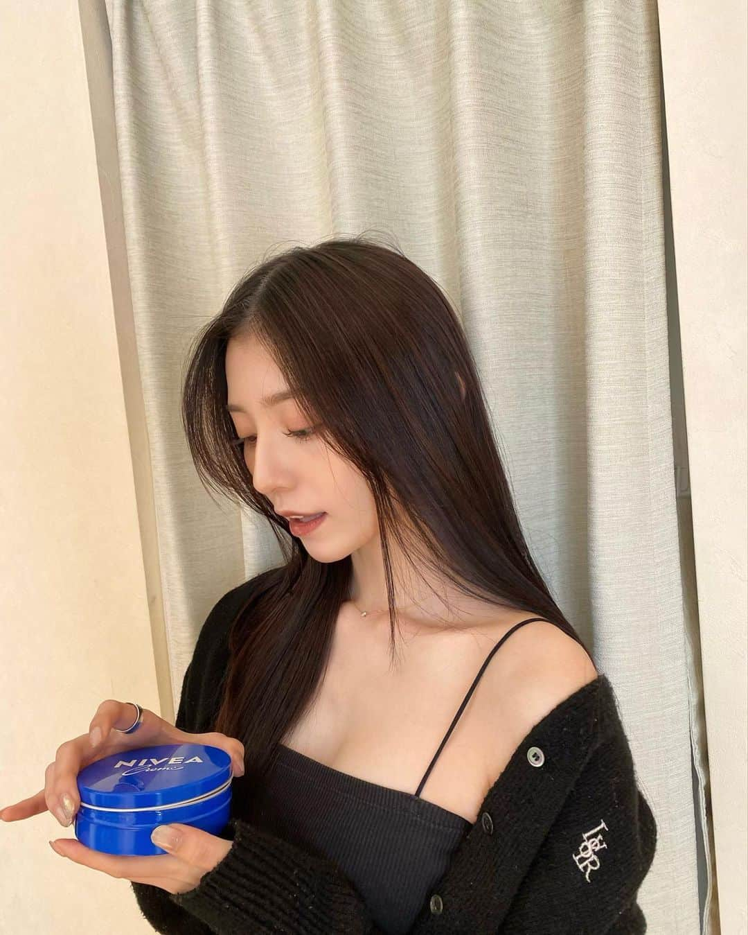 吉井美優さんのインスタグラム写真 - (吉井美優Instagram)「@nivea_promo_jp  ニベアクリーム 🧴🔵 水分と油分をバランスよく含んでいて これ一つで全身保湿ケアできるから 時短にもなるの！ 朝の時間もゆとりをもって過ごせるし 私のマストアイテムです🌤️  #PR#ニベア#ニベアクリーム#ニベア青缶 #青缶#私のニベアで美容ケア」10月24日 19時02分 - miyu_yoshii32