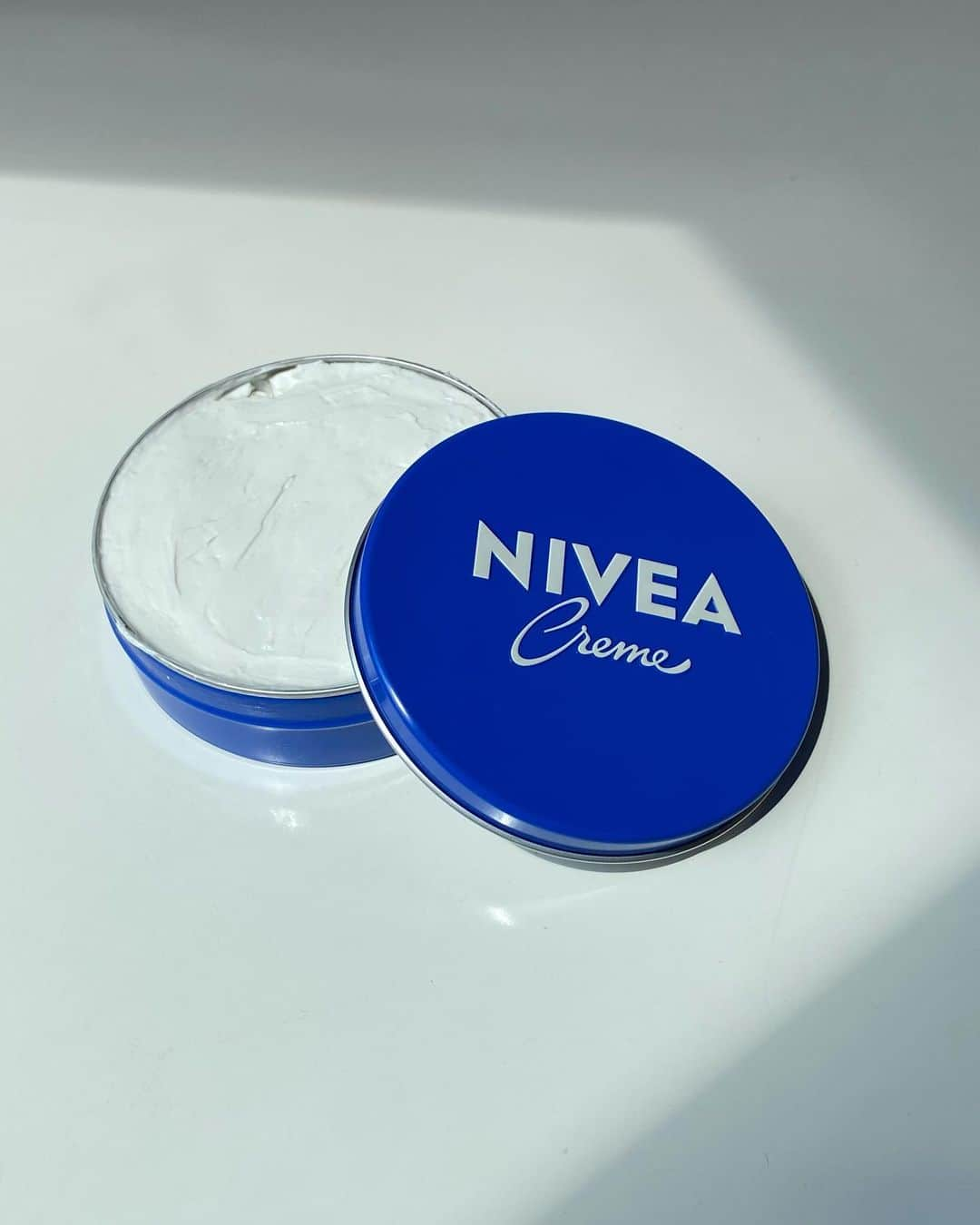 吉井美優さんのインスタグラム写真 - (吉井美優Instagram)「@nivea_promo_jp  ニベアクリーム 🧴🔵 水分と油分をバランスよく含んでいて これ一つで全身保湿ケアできるから 時短にもなるの！ 朝の時間もゆとりをもって過ごせるし 私のマストアイテムです🌤️  #PR#ニベア#ニベアクリーム#ニベア青缶 #青缶#私のニベアで美容ケア」10月24日 19時02分 - miyu_yoshii32