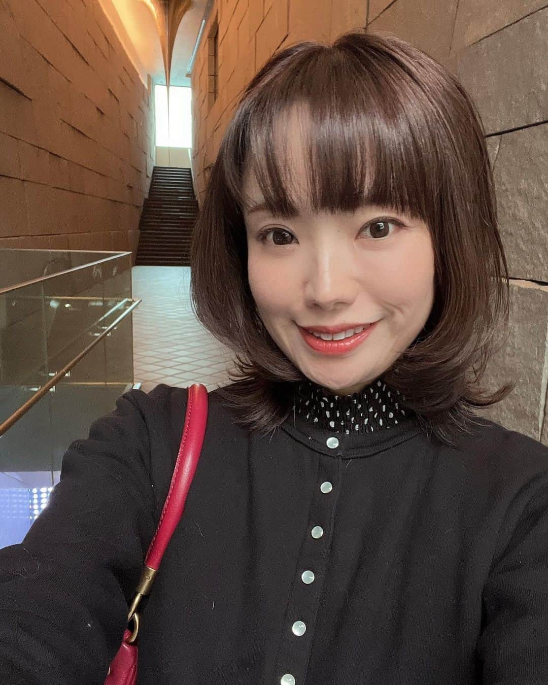 SHUUBIさんのインスタグラム写真 - (SHUUBIInstagram)「明日の大阪の女子高校の特別授業、講演会に向けて最終準備。 復習、確認。音楽（パフォーマンス）はいつも通り大丈夫なはず。 問題は話すこと。話す内容。ちょっとした嘘とか理想とか常識なんかじゃ、女子高生達には即バレると思うから。ありのまま、こんなダメで失敗だらけの私だけれど音楽の素晴らしさや楽しさを伝えたい。  #音楽 #授業 #特別授業 #講演会 #講演会講師 #shuubi #シンガーソングライター #ピアノ #ピアノ弾き語り #musician #music #singer #songwriter」10月24日 19時02分 - shuubihidemi