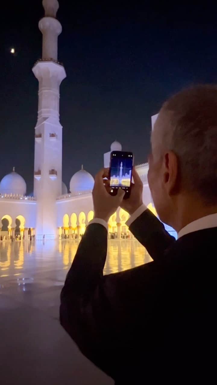 リー・シェンロンのインスタグラム：「Am now in Abu Dhabi in the UAE for the second leg of my trip to the Middle East.   Visited the Abrahamic Family House, an inter-faith complex housing a church, mosque and a synagogue. It was a powerful reminder of the importance of inter-faith dialogue in maintaining social cohesion and fostering understanding, and especially so in recent times. It is important for us to come together in peace — diverse in our faiths, yet common in our humanity.   I also toured the majestic Sheikh Zayed Grand Mosque, one of the landmarks of Abu Dhabi and a testament to UAE’s rich cultural heritage. I thank our Emirati hosts for the warm hospitality and for showing us around! – LHL  (PMO Video by Ronice Li)」