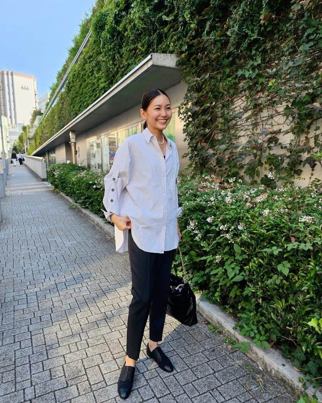 のインスタグラム：「自分が欲しいって思えるストライプシャツを作ってもらいました😊  ビッグシルエットで形が良くて一枚で着てもさまになるシャツ。 袖につけたボタンがアクセントにもなって カシュクールにもできる優れもの✨  是非サイトも見てみてください😊 ブルーとベージュの2色展開です。  @alsome_official」