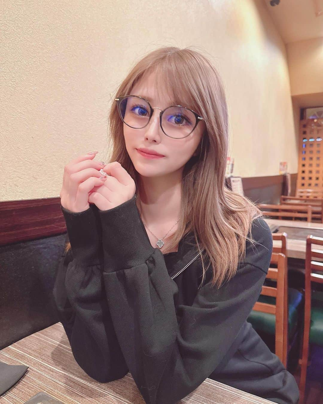 志崎ひなたのインスタグラム：「赤尾先生のところでメンテナンスしてきた💕 赤尾先生二重手術の指名数と口コミ評価全国一位で慶應とハーバードの医学部卒業のすごい先生だから何でも相談できる✨ 年齢重ねてきて本当にメンテナンスかかせない🥲❤️  #湘南美容クリニック#美容#美肌#美意識#美容整形#美容垢#整形#美容好きな人と繋がりたい#クイックコスメティークダブルトリプル#クイックコスメティークダブルneo#二重整形#埋没法#キャバ嬢#キャバクラ#歌舞伎町#歌舞伎町キャバ嬢#歌舞伎町キャバクラ#pr」