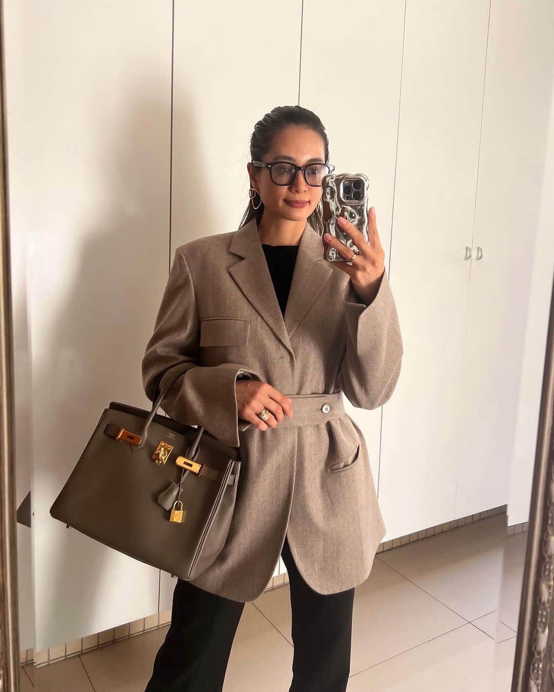 黒木なつみのインスタグラム：「授業参観🤓  届いたばかりのカシミアジャケット可愛かった🤎 このジャケットはイタリアのカシミア生地を使っていたり、ツイードジャケットはシャネルツイードを使っていたり、素材はもちろん、デザインも可愛い @chicjoc_official 🖤届いたボトムスも早く履きたいな🖤」
