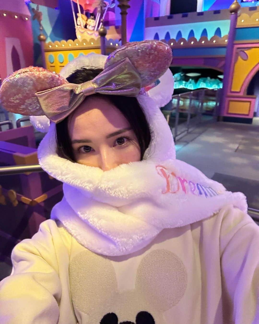 くるみのインスタグラム：「姪っ子が札幌から遊びに来てて姪っ子家族とディズニー行ってきた🏰写真撮った後に気づいたんだけど、2.3枚目にRIZINファイターが写ってましたw本当に偶然wでも本人に許可取ってないのでぼかしておきますwびっくりした🤣🤣すごい確率だとおもう🤣🤣‼️‼️」