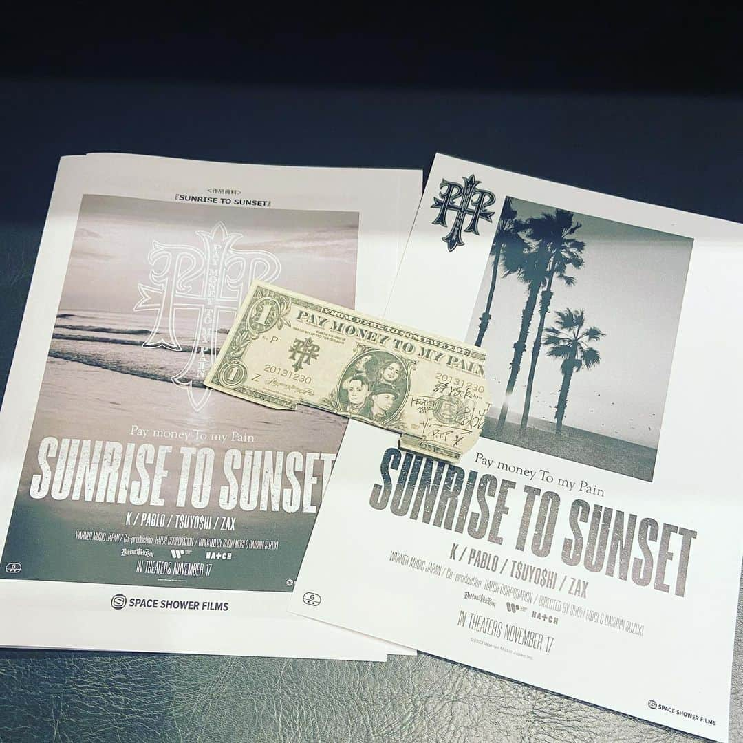 Katsuma のインスタグラム：「@paymoneytomypain_official のドキュメンタリー映画 SUNRISE TO SUNSETの試写会行ってきた🎞️  中学生の頃GUNDOGでK君を知り、 CD屋でバイトしてる時にPTPのDROP OF INK出て興奮して店で勝手に推しまくり、 ANOTHERのツアーの名古屋でcoldrainと初対バンしてタナケンに出会ってPTPと同じVAPからデビューして、 よくよく振り返ると俺自身がPTPの音楽だけじゃなくて 人生そのものに影響与えられまくってるってこと改めて思い出した。  このPTPのお札ももう10年財布に入れ続けてるんだなー物持ちいいなー俺！💴  改めてPTPには感謝しかない。  見た気持ちは見た人にしか共有できないと思うから、 是非みんな見に行ってね。  #にしても #ブレアの映像も流れるんだけど #よくあのライブの後にステージ上で漫談やってくれたなあいつら笑 #そこに対しても改めて愛と感謝を感じましたわ」