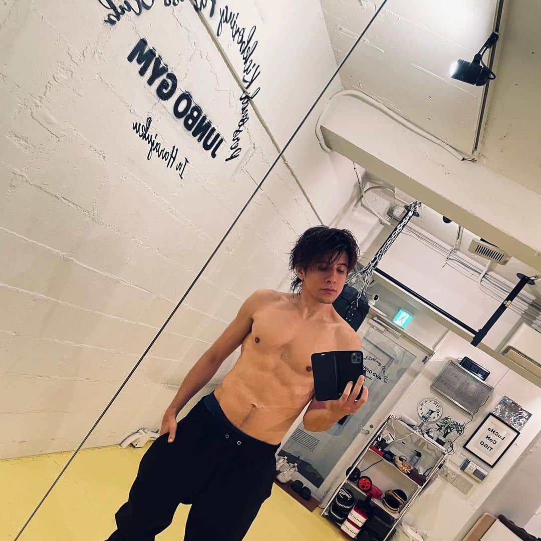 城田純のインスタグラム：「今日は筋トレ  いつでも戦えるように仕上げとく💪」