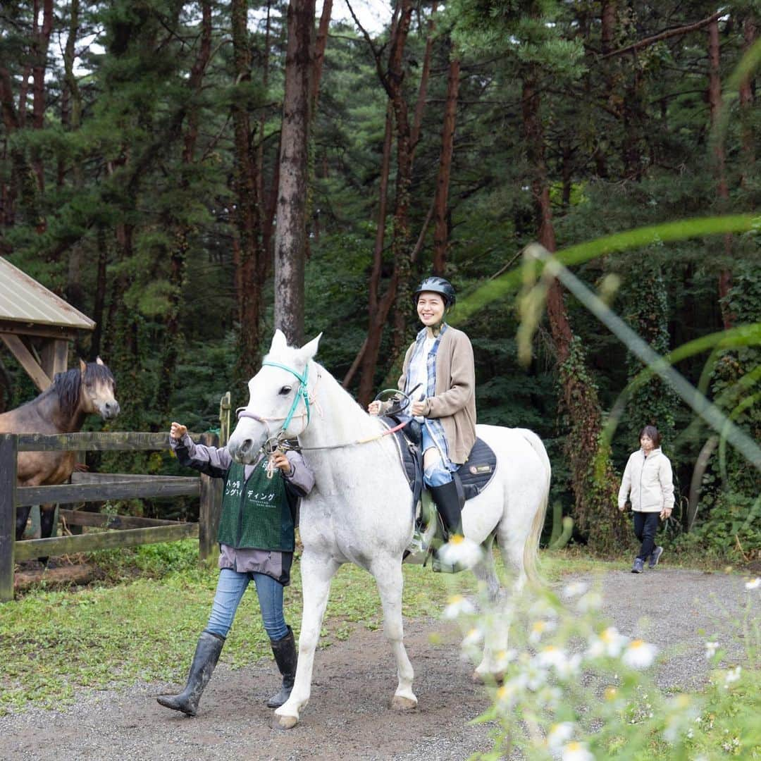 ステファニーさんのインスタグラム写真 - (ステファニーInstagram)「🐴🥕🌳🌟🇯🇵 先日、八ヶ岳の旅 八ヶ岳フォレストウェルネス＆エコツアーへ。 環境保護をしつつ、その自然を活かした体験ができる という、子供も大人も楽しめる時間でした！  1.2.3枚目　乗馬トレッキング #八ヶ岳ロングライディング @yatsugatake.longriding   乗馬をしながら大自然の中を散歩するという、贅沢な時間。 お馬さん大好き人間としては、なるべくコミュニケーションをたくさんとって、感謝を伝えてきました！ みんな優しい顔していて、みんな頬ずりしてくれた。 気持ちが伝わっていたら嬉しいなぁ。 元気で幸せに暮らしてね！！ (私が載せてもらったのは最年長の山吹ちゃん)  4.5枚目　伐採体験 有限会社天女山 @tennyosan  伐採というと環境に悪いイメージがあったけど、 傷んでしまった木を切ることで、新たな命を増やし、酸素を作るそうで、"かっこいい林業"をテーマとしているそうなのですが、みんなとてもかっこよかった！ 実際に伐採を体験したのですが、本当に貴重な経験でした。  6.7.8枚目　作業体験 #ファーマン井上農場  みんなで畑からほうれん草を採って調理して食べるという、なんともほっこりな時間。 実際に土に触れたり、みんなで一つのことをする時間は "心にいい"時間。 採れたてのほうれん草は美味しすぎて、生で食べるサラダもお味噌汁も美味しすぎた。(感動の顔、載せてます笑)  9.10枚目 宿泊先 #八ヶ岳グレイスホテル @yatsugatakegracehotel  満点の星空が見られる大人気のホテル。 星を見ることが大好きなので最高！！ 実はこの日は生憎の雨で見ることはできなかったけど… その代わりに室内でプラネタリウムを開催してくれました。 知らないことをたくさん学べて、クスッと笑うタイミングもあったり、宿泊するみんなで楽しい時間を過ごせました。 プラネタリウムでも充分なくらい綺麗だった！  そしてとにかくご飯が美味しくてビックリ！！ 特に山で採れた野菜がおいしすぎて、晩御飯も朝ご飯も最初から最後まで大満足。 また絶対来たいなと思いました☺︎。  まだまだ伝えたいことがたくさんなので、 もう一つ明日投稿するね！お楽しみに♡  #love #trip #travel #pr #八ヶ岳 #北杜市 #八ヶ岳観光」10月24日 19時09分 - steph_0928_