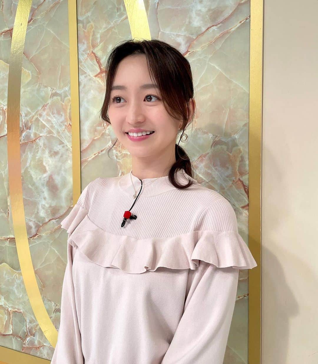 のインスタグラム：「今日のなんでも鑑定団衣装と、先日登場したお宝のギベオン隕石です。 ウィドマンシュテッテン構造、見えました！人工的には作ることができない構造だそうです。 宇宙のパワーをもらえそう😳 鑑定額は全部で2,430万円でした！  今夜も8:54〜ご覧ください(^ ^)  Tops&Skirt #laboutiquebonbon Jewelry&Hair ornaments #mignondebijoux (ミニョンドゥビジュー) Shoes #ダイアナ  #開運　#なんでも鑑定団　#ギベオン隕石 #お宝 #アナウンサー衣装」