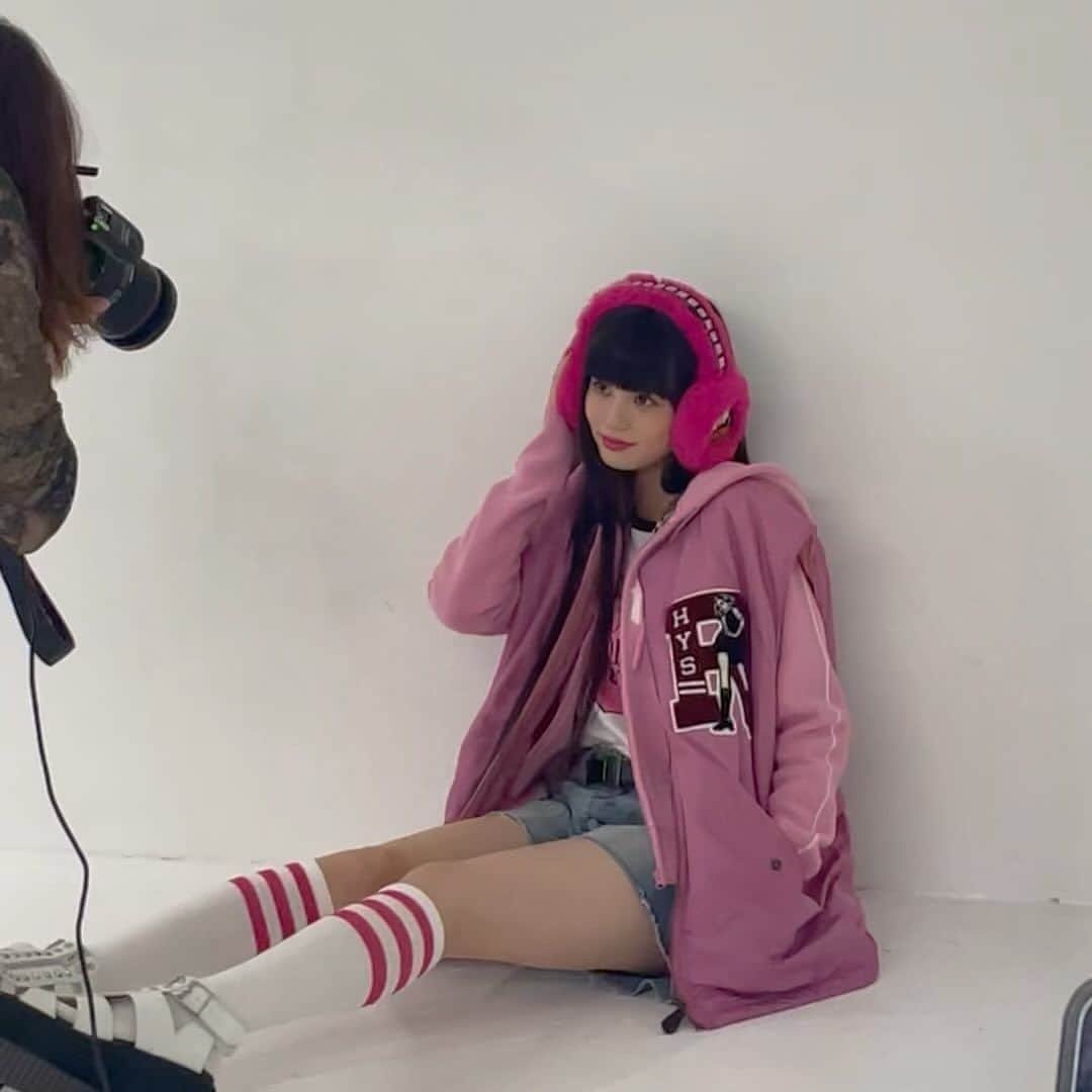 のインスタグラム：「HYSTERIC GLAMOUR “Newtro Style”にモデルとして出演させてもらいましたあ！  色をキーアイテムにHYSの新作からニュートロスタイルのコーディネートを 着用しているので、是非チェックしてみてください❤️   こんなに沢山HYSTERIC GLAMOUR の洋服を着て撮影ができて、幸せな時間でした🥺 また撮影できるように頑張ります☺️ ピンクのコーデが一番お気に入りです！ #hysteric」