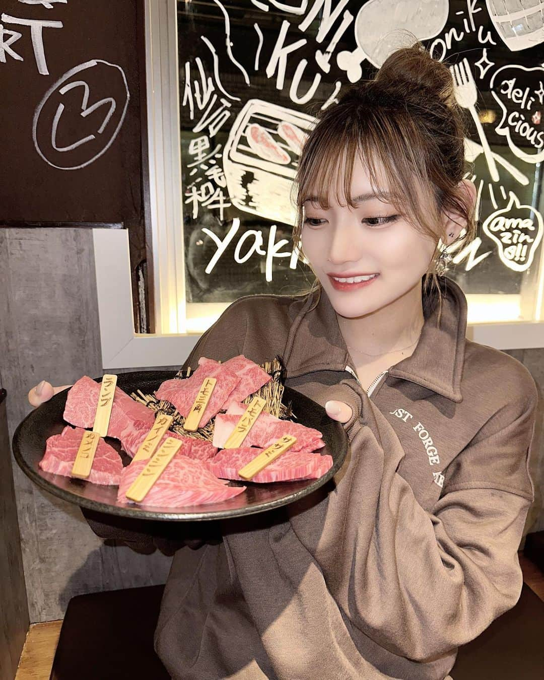 YUINAのインスタグラム：「美味しすぎたお肉とローストビーフ𓂃 𓈒𓏸◌‬  これローストビーフ！？ってなった笑笑 今まで食べた中でいっっちばん美味しかった🤣‎🤍  絶対また食べいくっ！！！！！！！  この日のtopsは @shein_japan のだよっ  これまた可愛いっ‎🤍  PR @icocca_ni_icocca #焼肉ダイニングicocca #西新宿グルメ #西新宿ランチ #西新宿ディナー #西新宿焼肉 #新宿焼肉 #新宿ディナー」