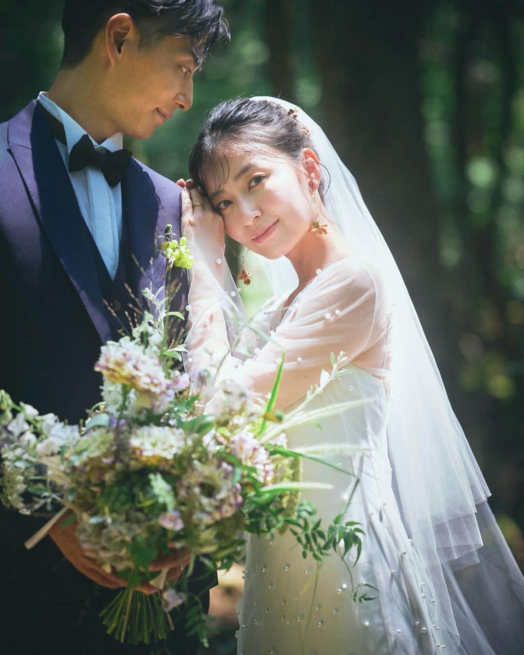 岩間恵のインスタグラム：「Scene 2. Forest.  ２着目に撮影したドレスは 式でも着用した @otaduy のドレス🤍 パールが素敵だし、この自然の中でもしっくりくるデザイン...！やっぱり好き...！  何枚目が良いかぜひ教えてください🫶  dress.. @varie_dress  accessories.. @flua.jp   #インポートドレス #ウェディング撮影 #ドレス撮影」