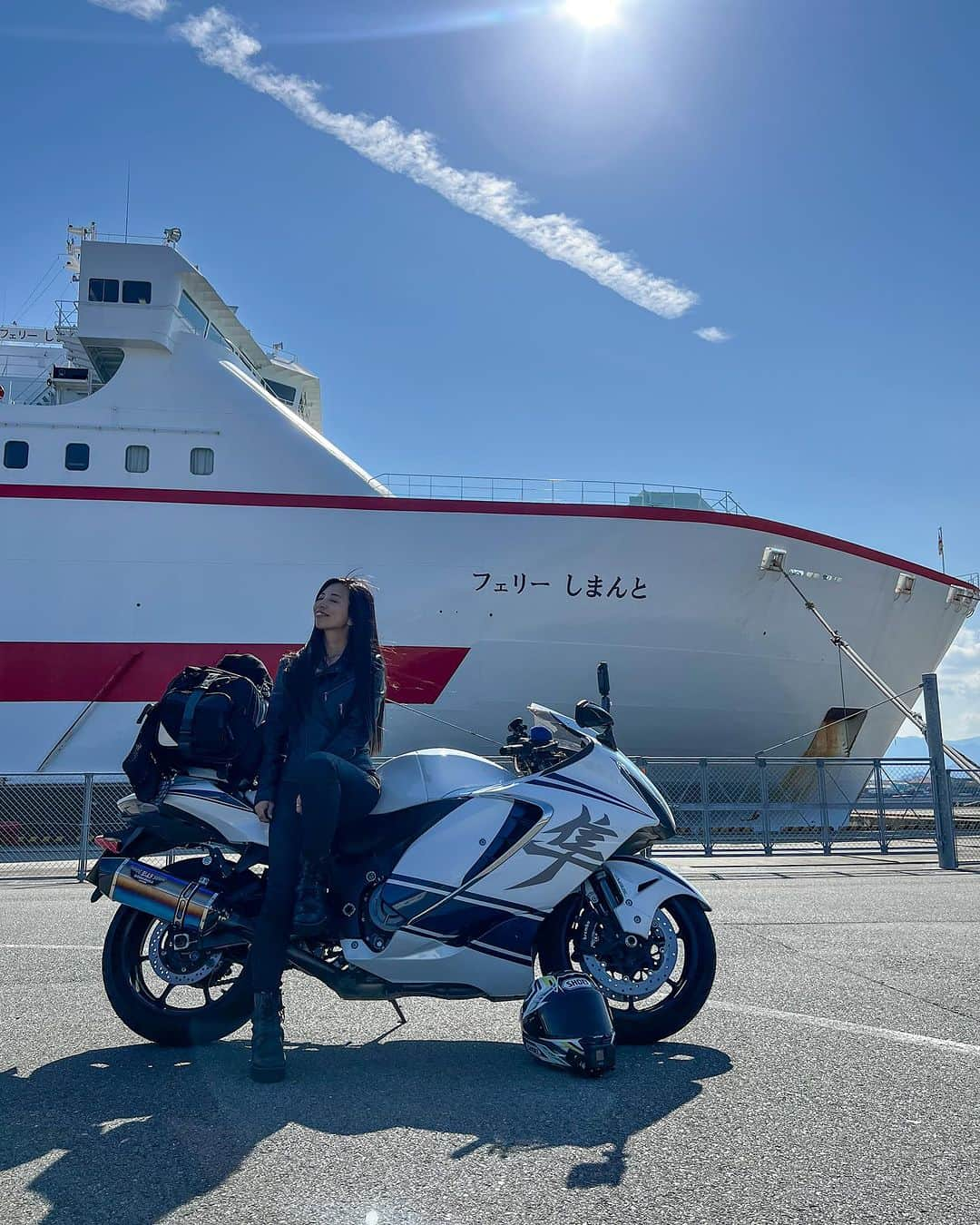 Rurikoのインスタグラム：「. . 四国にやって来ております🚢 . その土地でのんびり過ごしたり、 いきなりズバッと移動したり、 本能の赴くまま過ごしております🙌 . 見たい景色を見に行って、 会いたい人に会いに行く！ . . Youtube channel : ruriko_675 . #suzuki #hayabusa #hayabusa1300  #hayabusafans #hayabusa2021 #gsx1300r #gsx1300 #隼  #mototeka #girlsbiker  #2wheellovers #wheelietime  #bikersofinstagram  #instamotorcycle #motorcyclephotography  #supersportbikes  #bike_japan #motorcyclegirl #バイク女子  #バイクのある風景」