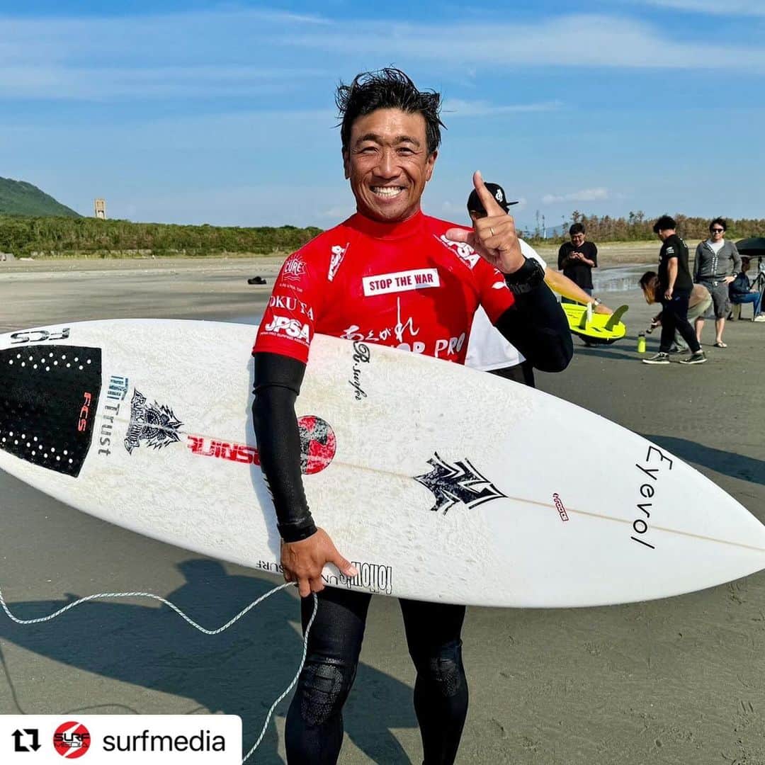 佐藤ルミナのインスタグラム：「Team @inspirit_japan 立ち上げメンバーでもある牛越さん @u4surf が今年のJPSAシニアグランドチャンピオンに！50代の先輩方の活躍はほんと励みになります 💪🔥🔥🔥 牛さんおめでとうございます👏🎊㊗️ #teaminspirit #inspiritjapan  #Repost @surfmedia with @use.repost ・・・ JPSAショートボード最終戦「さわかみ日向プロ」「あくがれシニアプロ日向」は宮崎県日向市小倉ケ浜で開催。グラチャンは牛越峰統！ おめでとう！ ライブはこちら。 http://abema.app/rH1c  @jpsaofficial @u4surf」