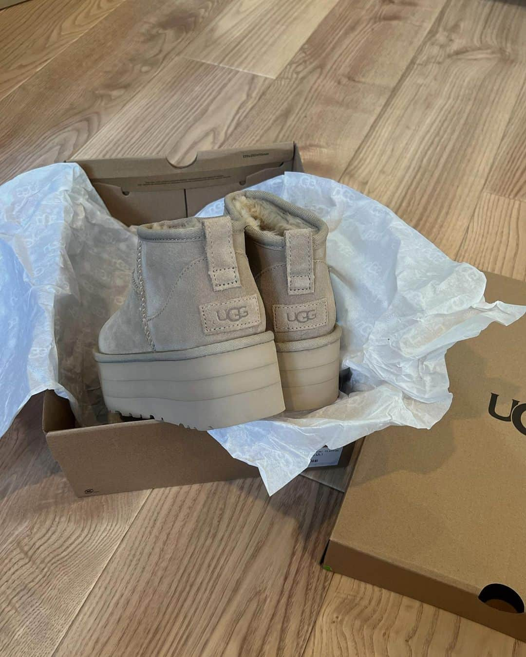 安中芙美のインスタグラム：「UGG♡ 最近欲しかったから珍しく店頭に買いに行ってきた🤫 色も悩んだけど色々履いてこれにした🐪 この冬大活躍しそう🧦♡  #ugg @uggjapan #購入品 #アグ」