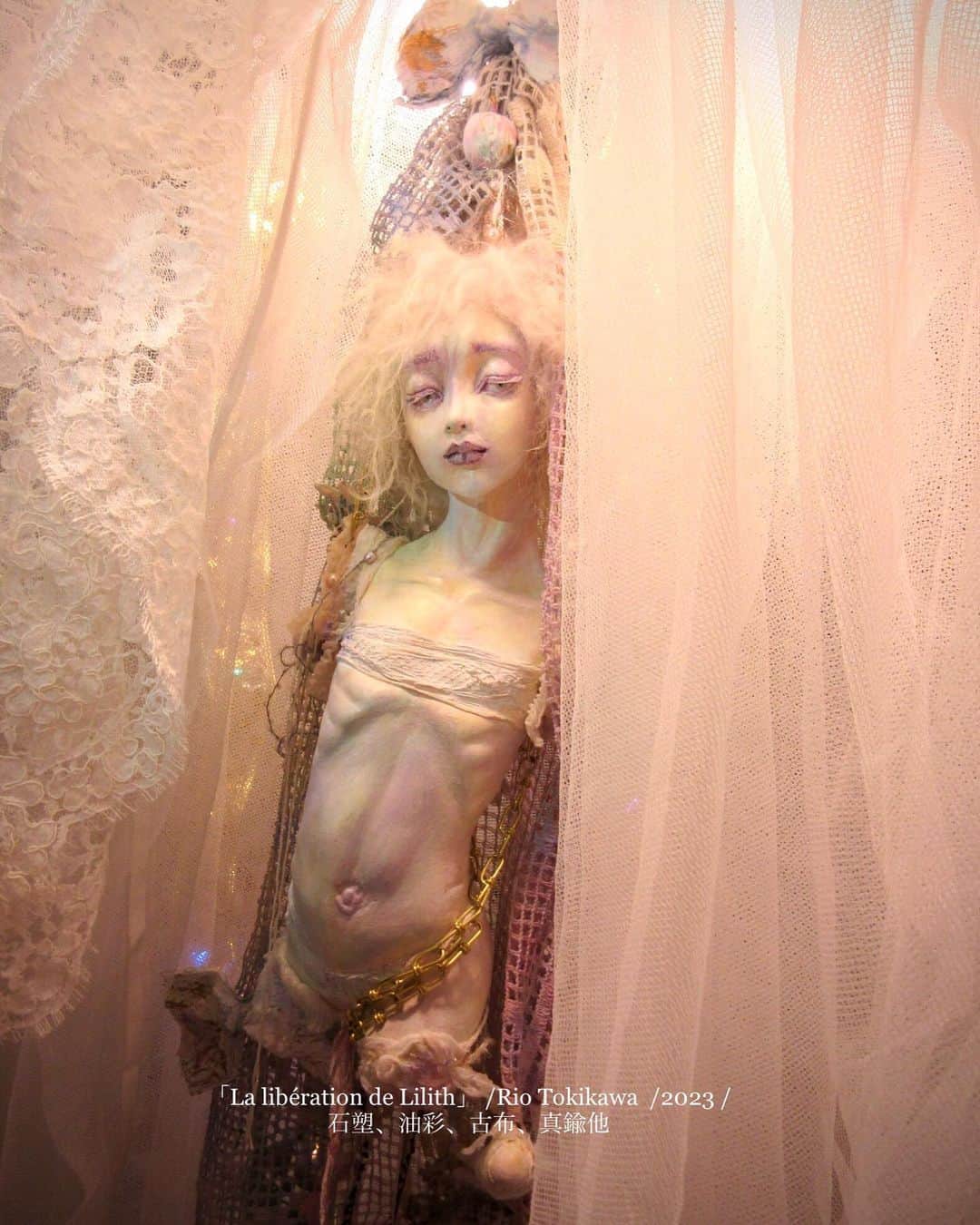 時川りおのインスタグラム：「"La libération de Lilith" My new work for the next exhibition.  The theme of the doll is "Liberation" of Lilith, or those who are oppressed.  2023 95×25×15cm Stoneclay, oil, Antique Cloths,brass,etc…  【Exhibition】 Two weeks after Halloween A joint exhibition of doll ateliers will be held at Ondine, Higashi Koenji ,Tokyo🎃. The theme of the exhibition is "Paradise" and it will be held jointly with Ryu Kimura's atelier. Please come and visit us! ✨  Paradise -Paraiso Atelier Kajuen and Iogiikoku Tenshi Shokai Joint atelier Exhibition 10/31(Tue) - 11/12(Sun)  18:00~23:00 (Sat & Sun 14~23:00) Closed on Mon.  †††††††††††  教室展にて新作人形「La libération de Lilith」 を展示させていただきます。  アダムを棄て自ら楽園を去り、魔女と呼ばれるようになったリリスの、或いは虐げられて来た者たちの「解放」がテーマです。  2023年作 95×25×15cm 石塑、油彩、古布、真鍮他  「楽園～ぱらいそ～」 Gallery Cafe&Bar オンディーヌ 10/31(火)～11/12(日)  火～金　18～23時　 土日祝　14～23時　月曜休  #gallery #ギャラリー　#美術　#artgallery #japanartgallery #artdoll #球体関節人形 #bjd #ドール　#originaldoll #展覧会情報 #美術展 #人形　#sculpture #newcontemporaryart #artbjd #fantasyart #riotokikawa」